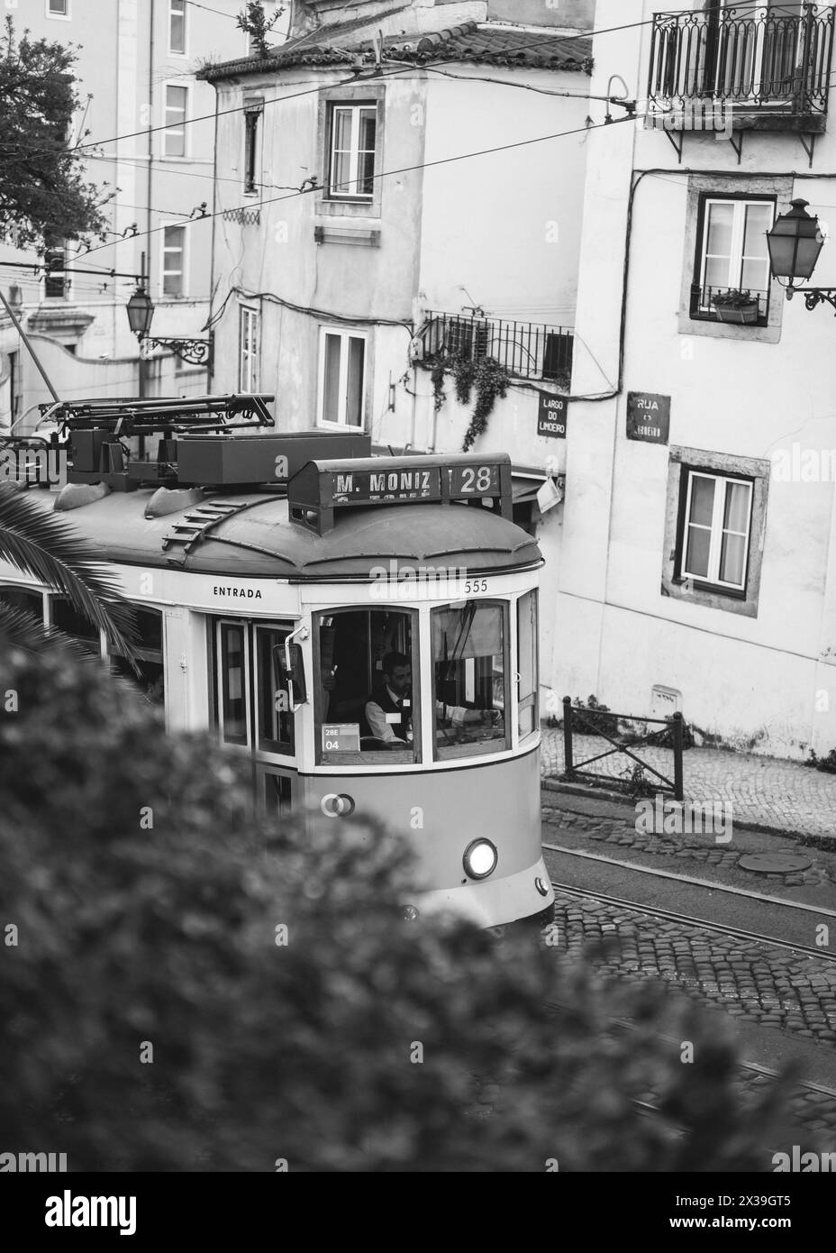 Lissabon, Lissabon, 22.03.2024: Travelpictures Lissabon, alte historische Straßenbahn 28 M. Moniz fährt durch Alfama, Baixa und Graca. Stockfoto