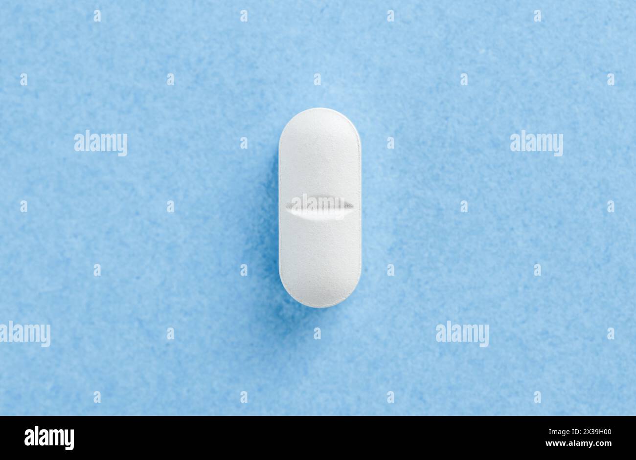 Weiße medizinische Pille Tablette auf blau. Tablet auf blauem Hintergrund mit Kopierraum. Gesundheitskonzept Stockfoto