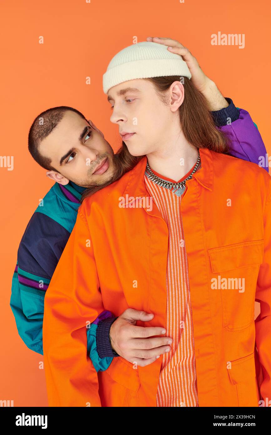 Zwei Männer stehen nahe und teilen einen zärtlichen Moment. Stockfoto