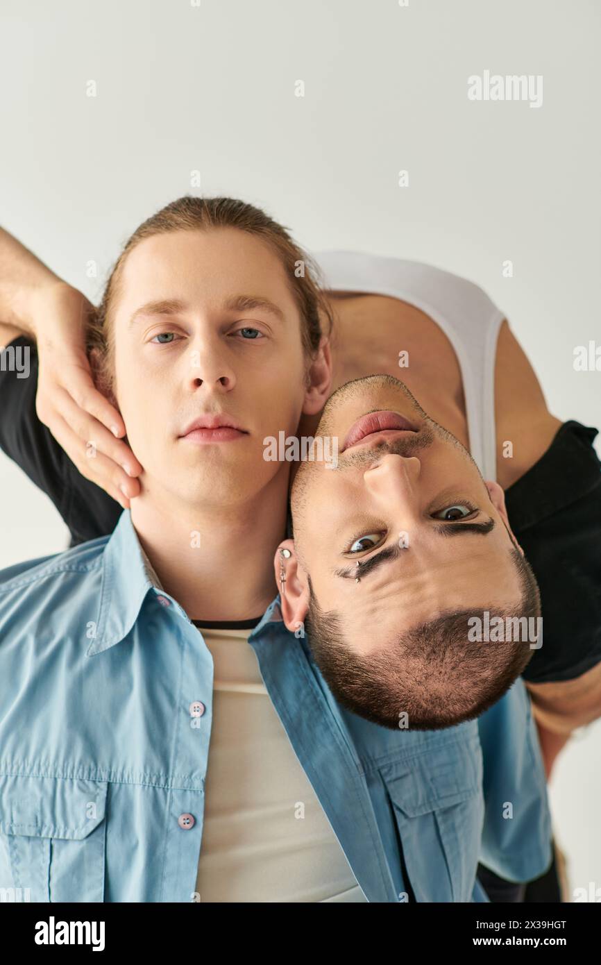Ein Mann hält zärtlich einen anderen bemannten Kopf vor sein Gesicht. Stockfoto