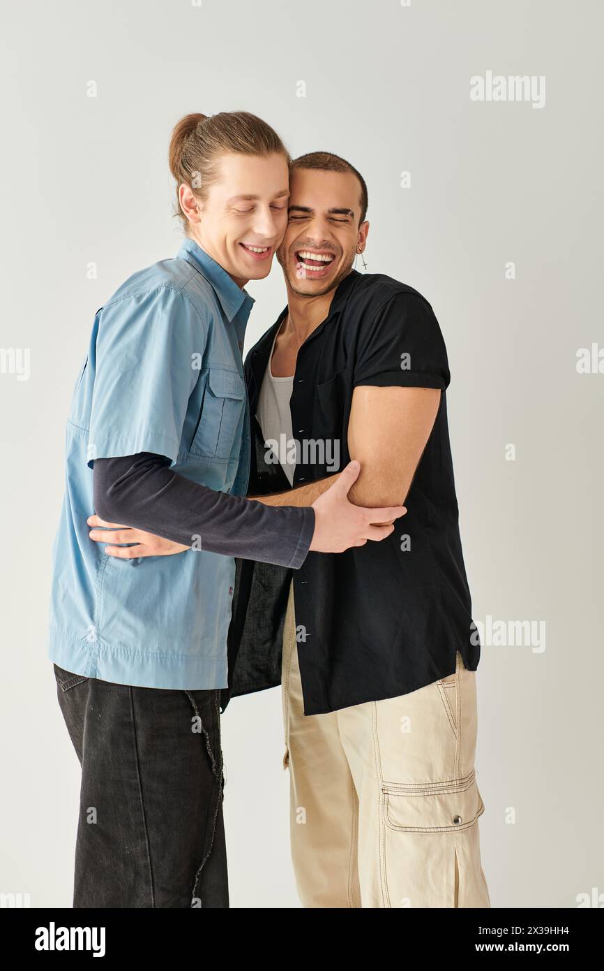 Zwei Männer stehen in Einheit und teilen einen Moment der Verbindung und Liebe. Stockfoto