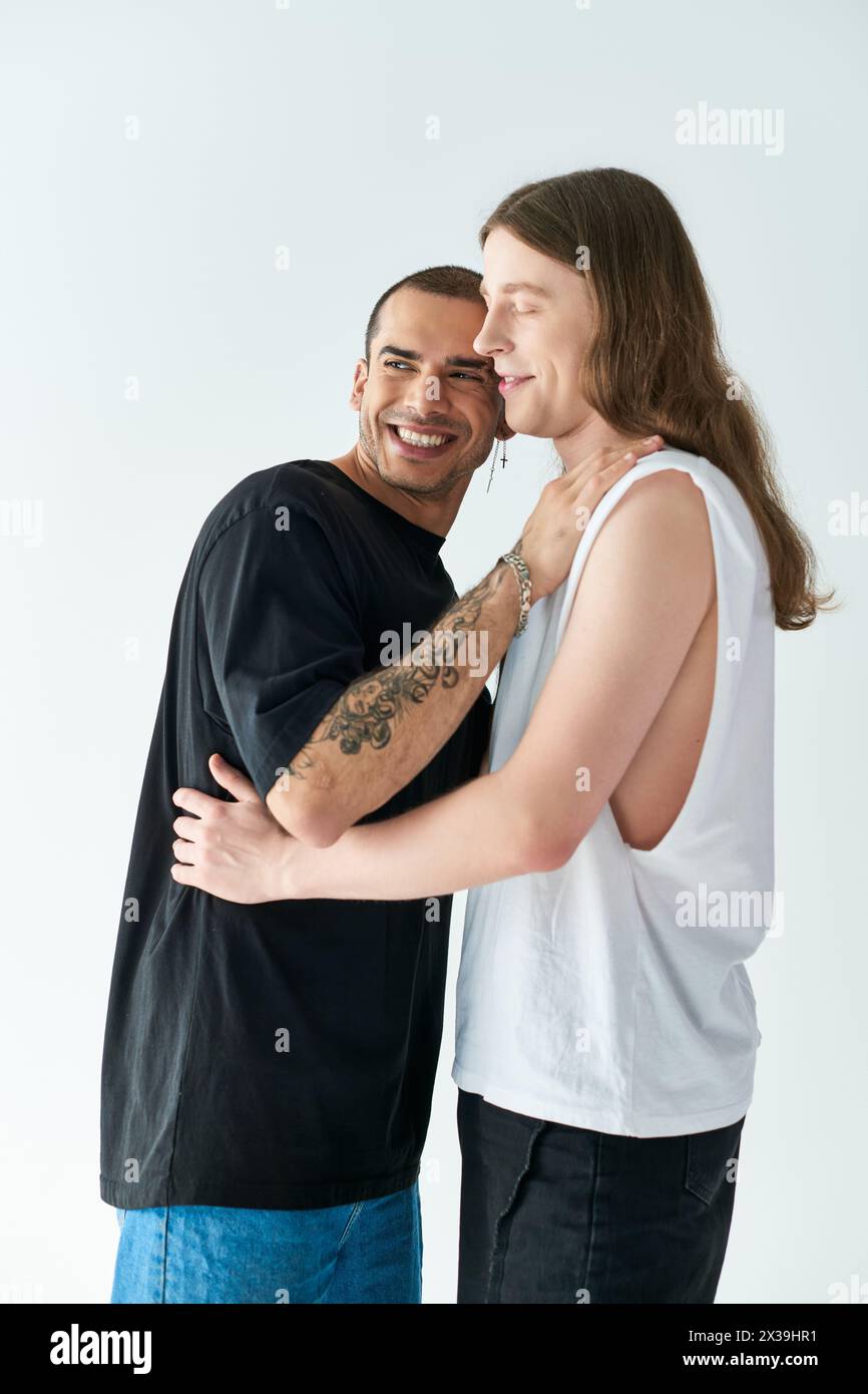 Zwei schwule Männer umarmen sich in liebevoller Umarmung. Stockfoto