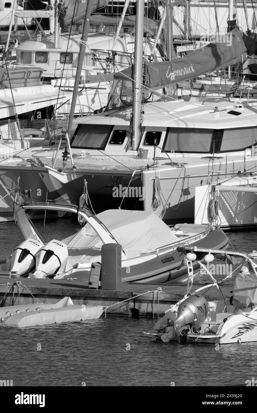 Italien, Sizilien, Mittelmeer, Marina di Ragusa (Provinz Ragusa); 25. April 2024, Motorboote und Luxusyachten im Hafen - EDITORIAL Stockfoto