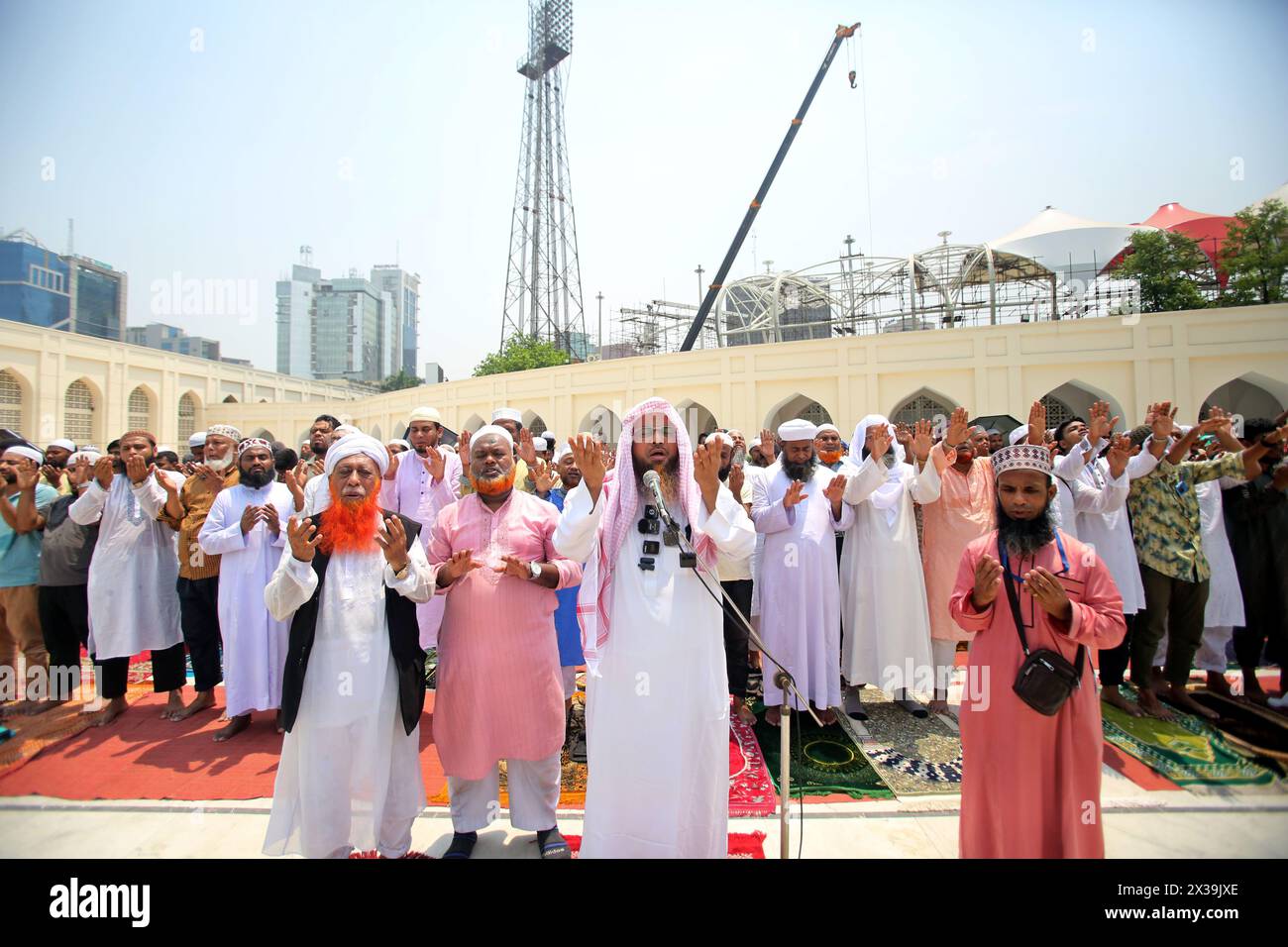 Dhaka, Wari, Bangladesch. April 2024. Muslime bieten spezielle Gebete für Regen in Dhaka am 25. April 2024. Tausende von Bangladeschen haben am 24. April für Regen in Städten und ländlichen Städten gebetet, als eine extreme Hitzewelle das Land traf und die Behörden zwang, Zehntausende Schulen und Seminare zu schließen, sagten Beamte. (Kreditbild: © Habibur Rahman/ZUMA Press Wire) NUR REDAKTIONELLE VERWENDUNG! Nicht für kommerzielle ZWECKE! Stockfoto