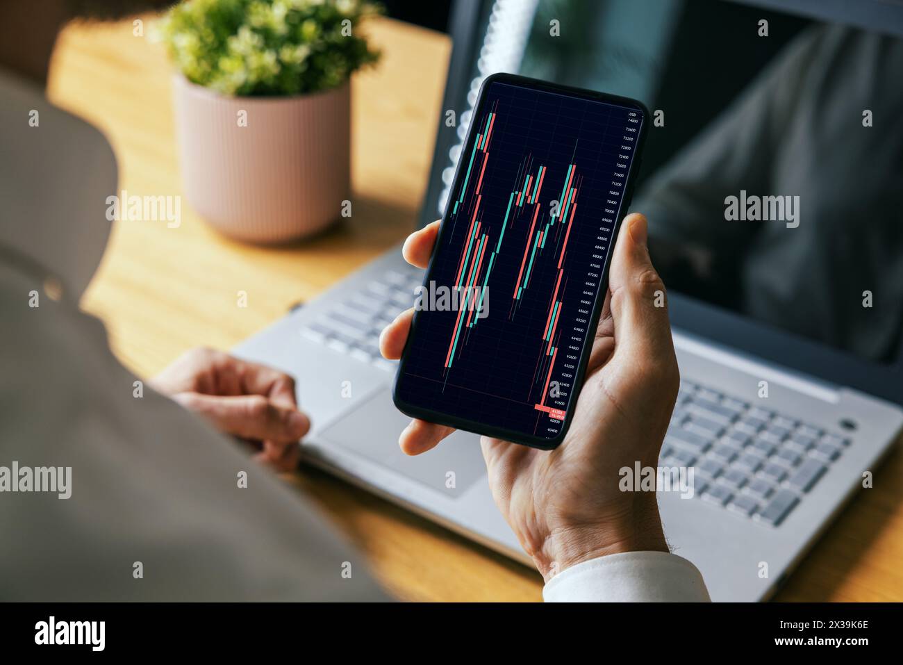 Mann, der sich Online-Krypto- oder Börsendaten-Diagramme auf dem Handy ansieht. Blockchain Digital Asset und ETF-Investitionskonzept Stockfoto