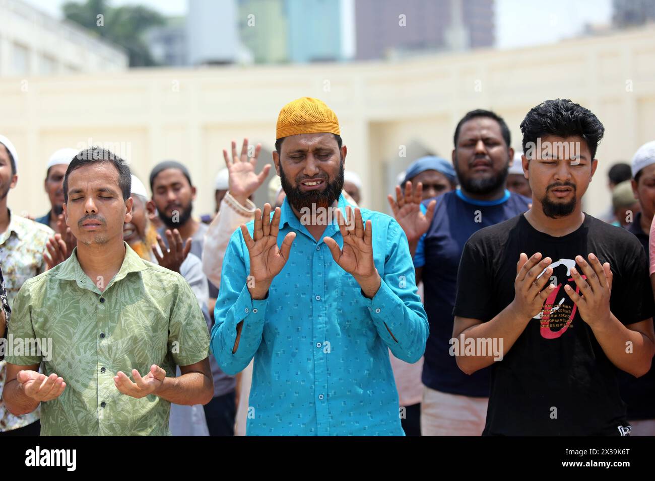 Dhaka, Wari, Bangladesch. April 2024. Muslime bieten spezielle Gebete für Regen in Dhaka am 25. April 2024. Tausende von Bangladeschen haben am 24. April für Regen in Städten und ländlichen Städten gebetet, als eine extreme Hitzewelle das Land traf und die Behörden zwang, Zehntausende Schulen und Seminare zu schließen, sagten Beamte. (Kreditbild: © Habibur Rahman/ZUMA Press Wire) NUR REDAKTIONELLE VERWENDUNG! Nicht für kommerzielle ZWECKE! Stockfoto