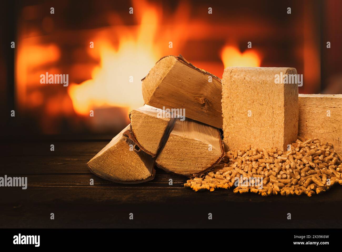 Biomasseheizung. Brennholz, Pellets und Briketts auf Holzkaminhintergrund. Nachhaltige, CO2-neutrale und erneuerbare Kraftstoffe Stockfoto