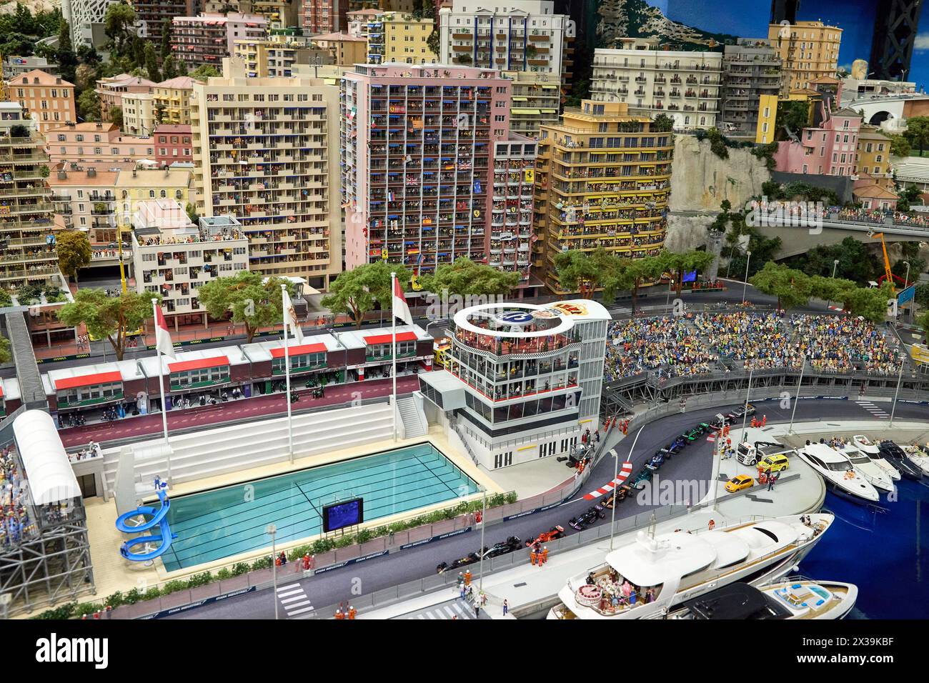 Hamburg, Deutschland. April 2024. Blick auf einen Teil der Formel-1-Rennstrecke der neuen Monaco World im Miniatur Wunderland während des Besuchs von Prinz Albert II. Von Monaco und seiner Frau Charlene. Quelle: Georg Wendt/dpa/Alamy Live News Stockfoto