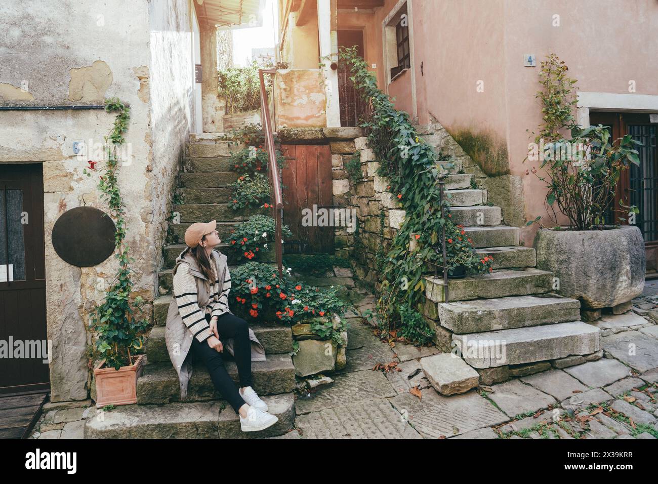 Charmantes kleines Dorf in Kroatien, das istrische Toscana genannt wird, mit Steinmauern und schönen Türen und Fenstern, die eine Tousistin-Frau sind Stockfoto