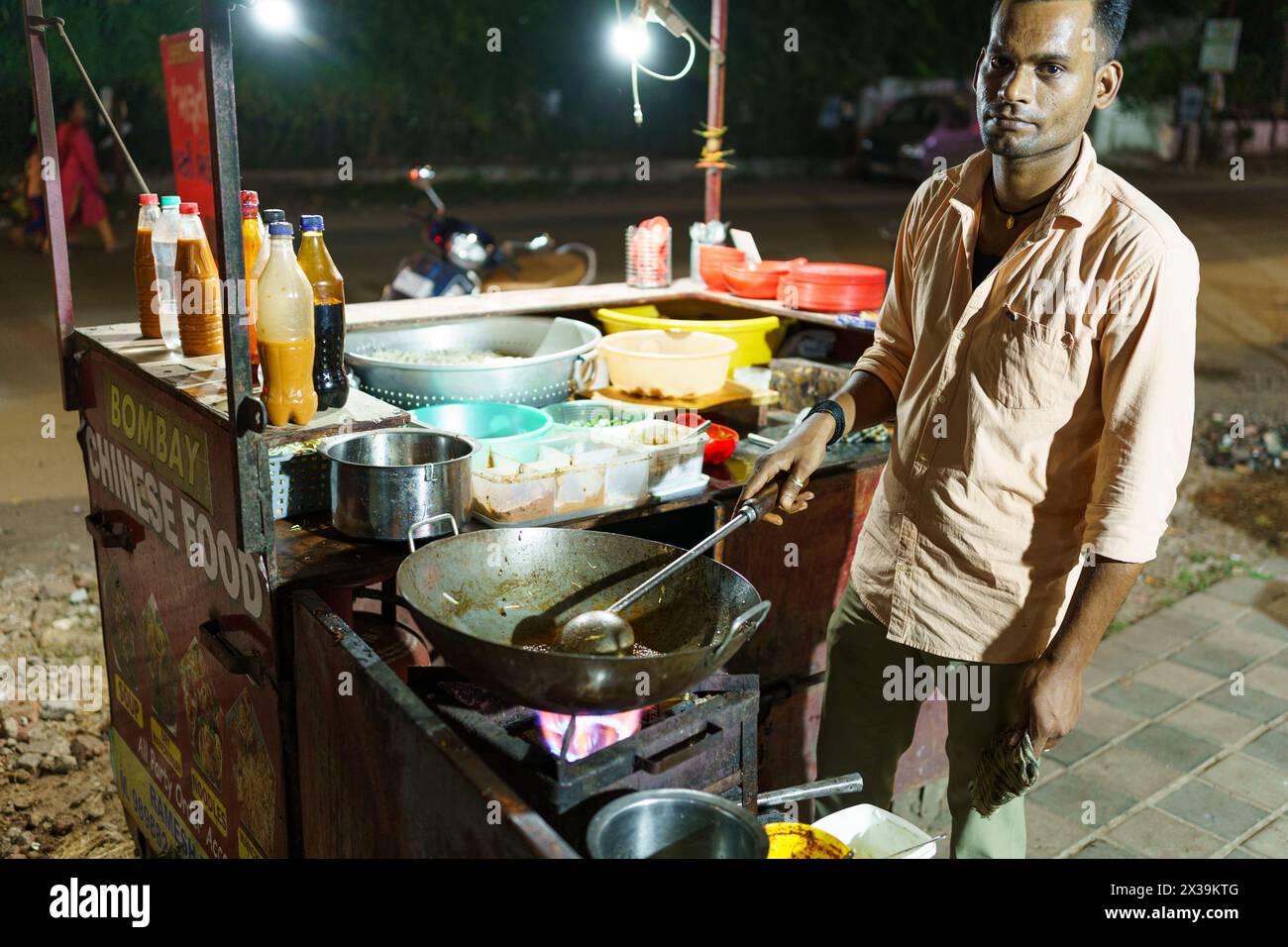 Mumbai, Indien - 20. Oktober 2023: Junger Street Food-Verkäufer an einem Imbissstand auf der Straße. Street Food Verkäufer am Abend Stockfoto