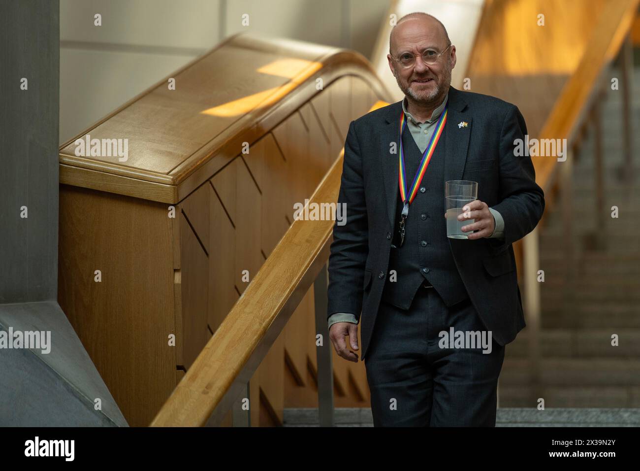 Edinburgh, Schottland, Großbritannien. April 2024. IM BILD: Der Co-Vorsitzende der Scottish Green Party, Patrick Harvie MSP, ging die Treppe hinunter, bevor er eine Pressekonferenz hielt, an dem Tag, an dem die Scottish National Party (SNP) heute Morgen verkündete, dass das Bute House Agreement beendet sei. Credit: Colin D Fisher Credit: Colin Fisher/Alamy Live News Stockfoto