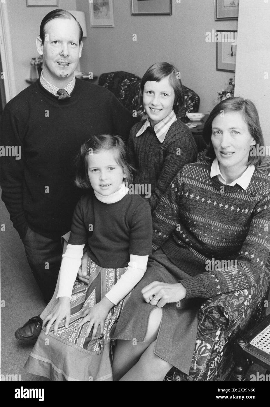 CAPTAIN DER HMS COVENTRY CAPTAIN DAVID HART-DYKE SICHER ZURÜCK AHOME VON DEN FALKLANDS MIT SEINEN WIFEDIANA UND DEN KINDERN ALICE, 6, UND MIRANDA, 9, 1982 PIC MIKE WALKER 1982 Stockfoto