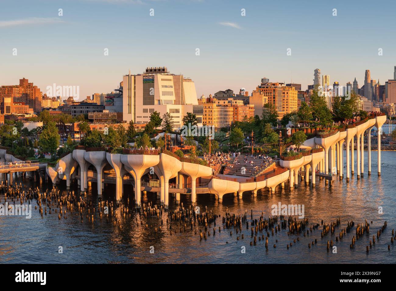 Little Island am Pier 55 Hudson River Park mit Theater. Gelegen im Meatpacking District (Greenwich Village), Manhattan, New York City Stockfoto