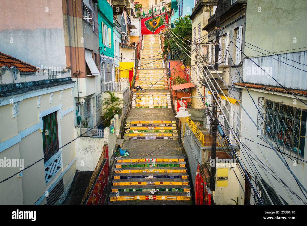 Rio de Janeiro, Brasilien - 17. April 2024: Farbenfrohe Selaron-Treppe, weltberühmtes Werk des chilenischen Künstlers Jorge Selaron. Stockfoto