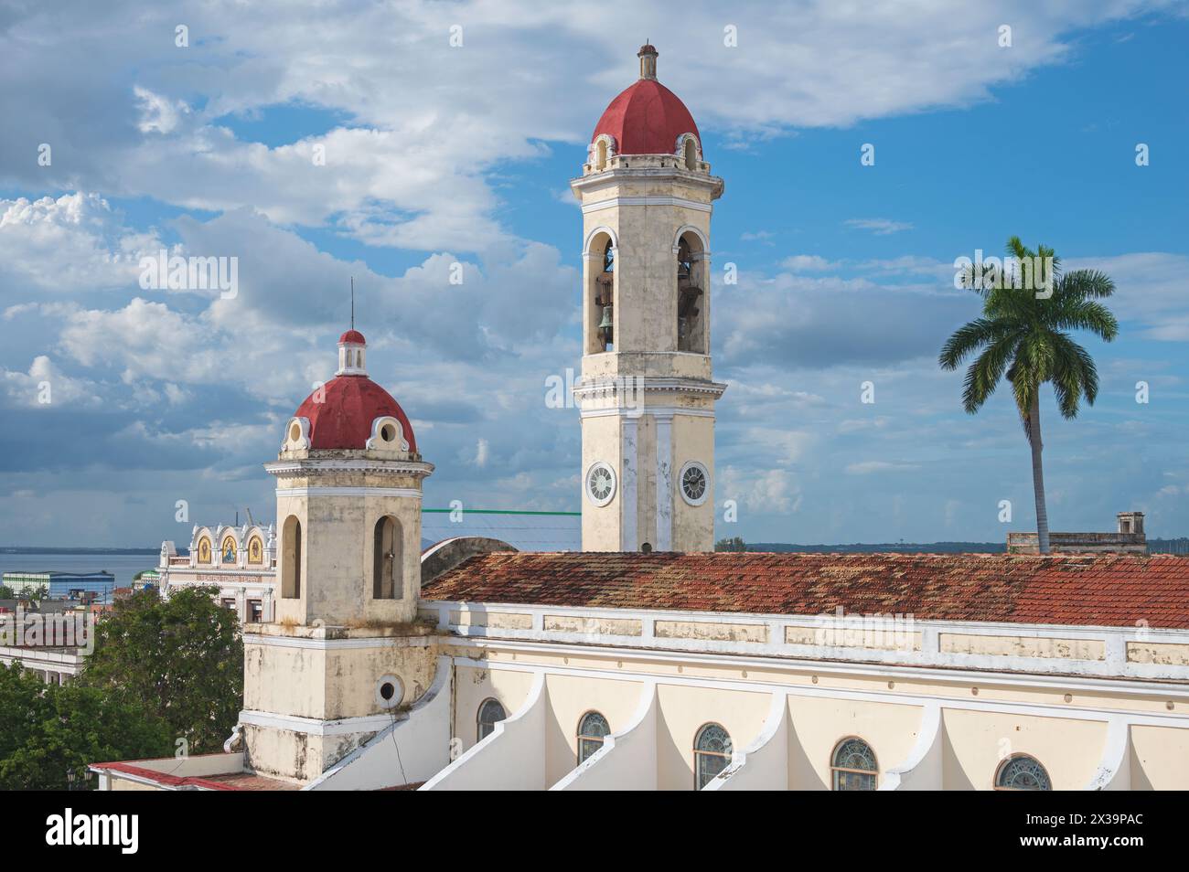 Kathedrale von Cienfuegos, mit Blick auf Parques Jose Marti, Cienfuegos, Kuba Stockfoto