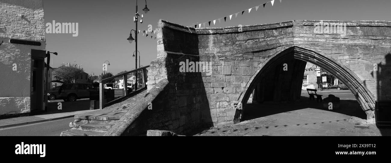 Die Trinity Bridge, ein 14. Jahrhundert Dreiwege Bogenbrücke aus Stein, Crowland Stadt, Lincolnshire, England, UK Stockfoto