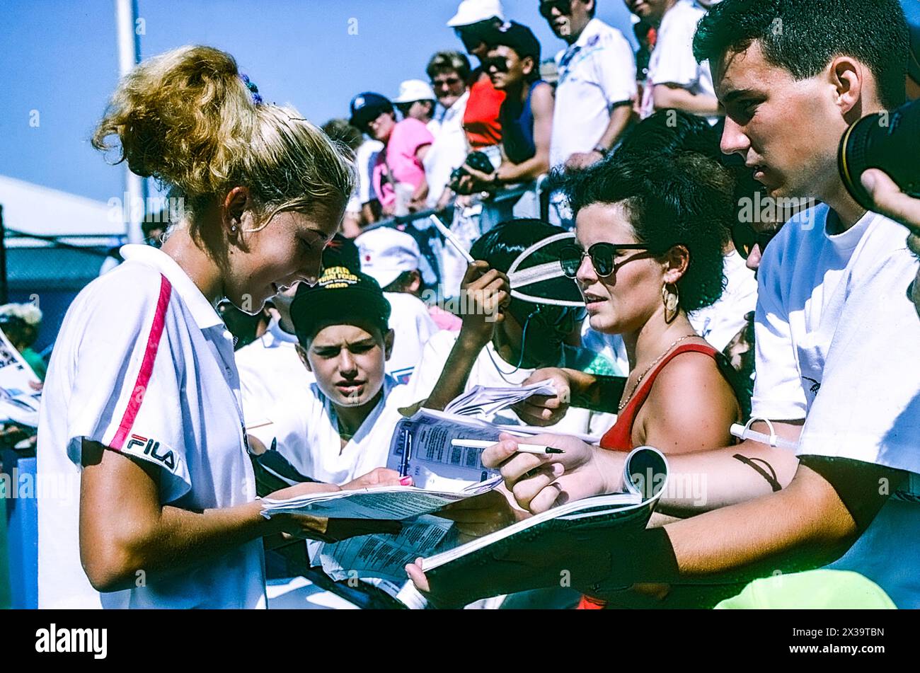Monica Seles (YUG) signiert Autogramme für Fans bei den Lipton International Players Championships 1990 Stockfoto