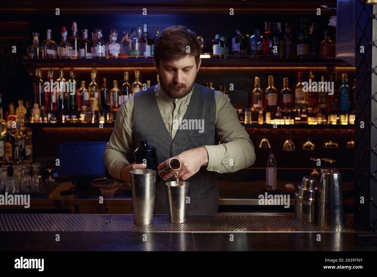Selbstbewusster Barkeeper, der Cocktails zubereitet Stockfoto