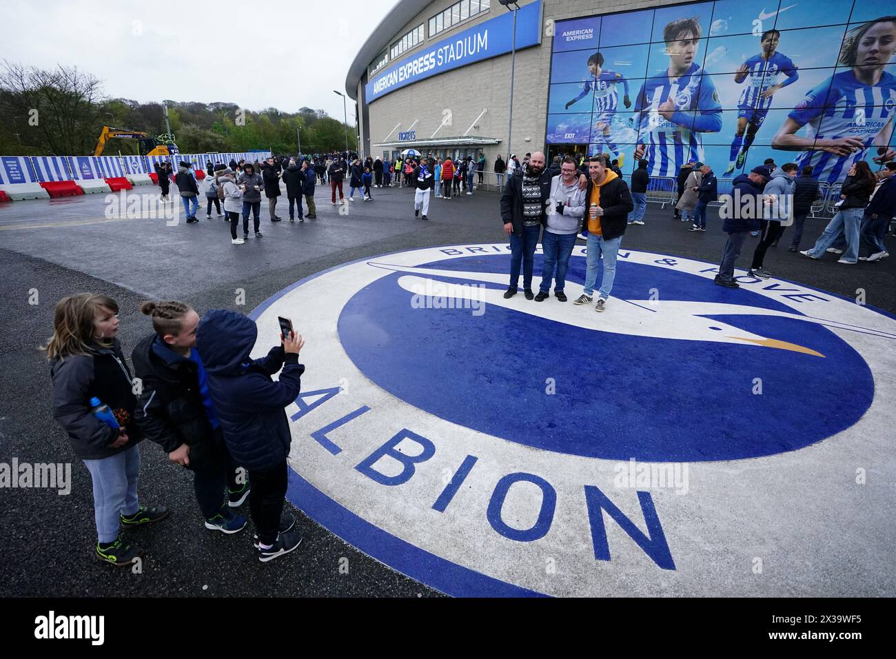 Die Fans von Brighton und Hove Albion lassen sich vor dem Spiel der Premier League im American Express Stadium in Brighton fotografieren. Bilddatum: Donnerstag, 25. April 2024. Stockfoto
