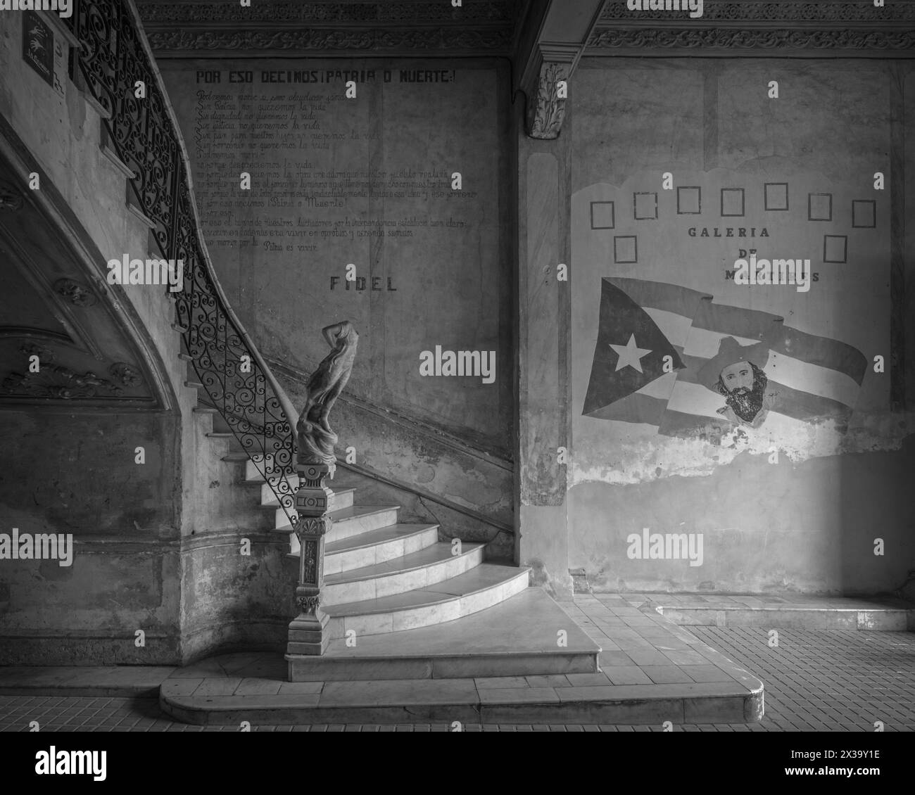 Der Eingang und die Treppe mit ihren alten patriotischen Kunstwerken in der Galerie der Märtyrer in Havanna, Kuba Stockfoto
