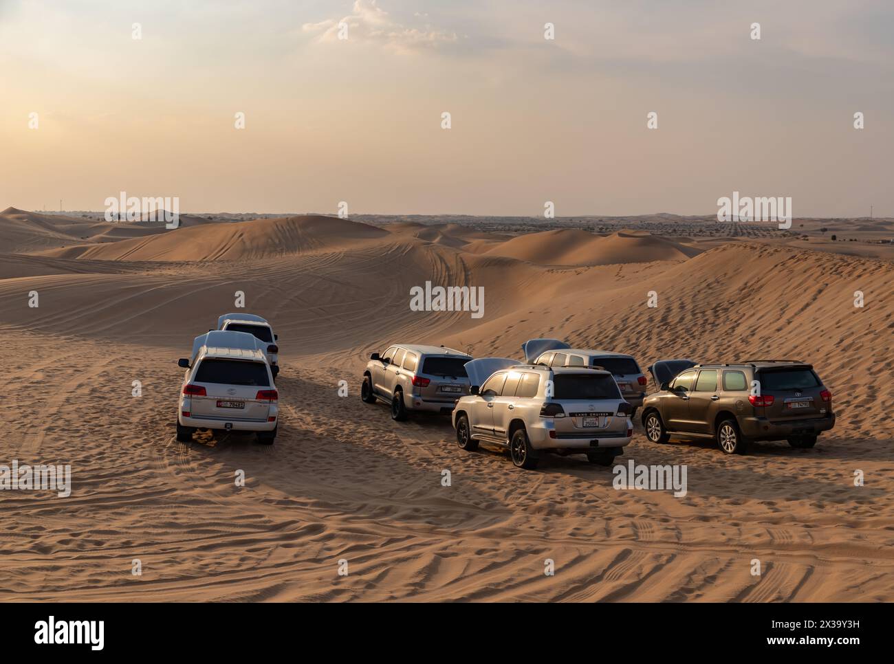 Ein Bild einer Jeep-Tour durch die Wüstenlandschaft außerhalb von Abu Dhabi. Stockfoto