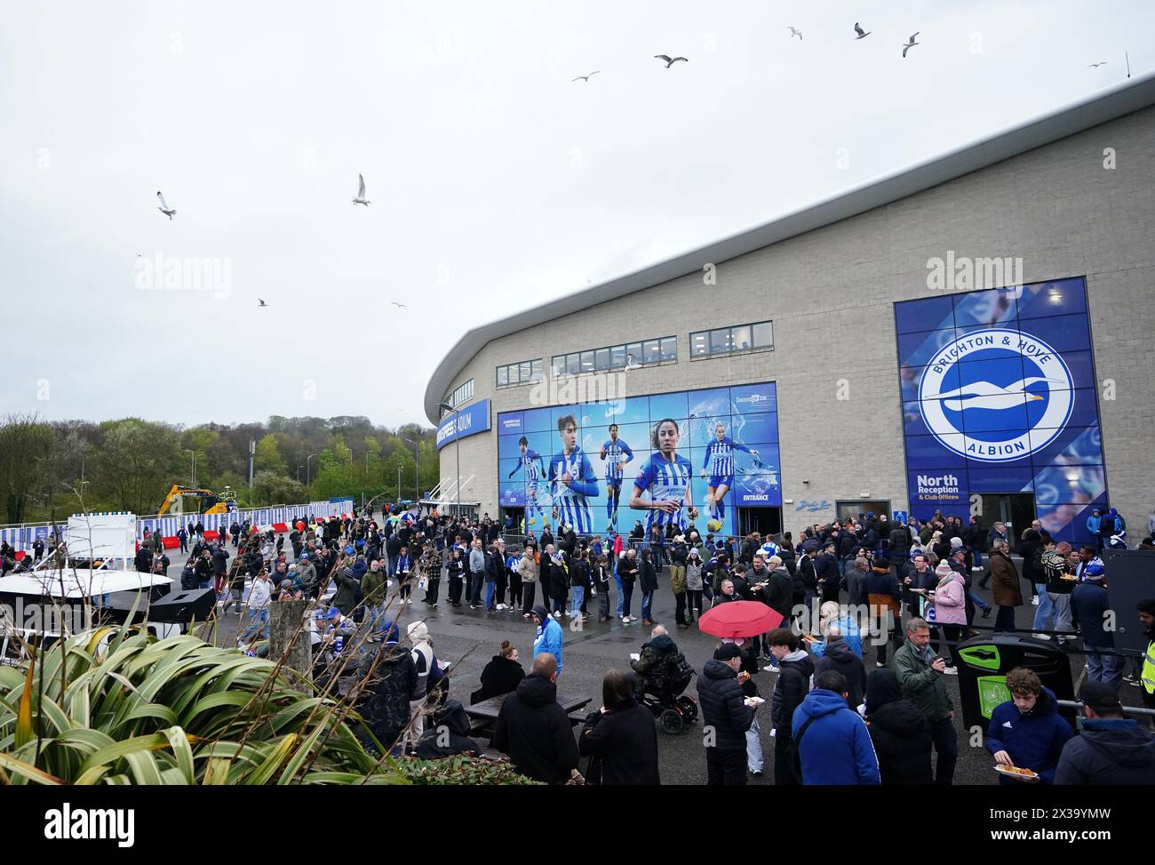 Brighton und Hove Albion Fans vor dem Spiel der Premier League im American Express Stadium in Brighton. Bilddatum: Donnerstag, 25. April 2024. Stockfoto