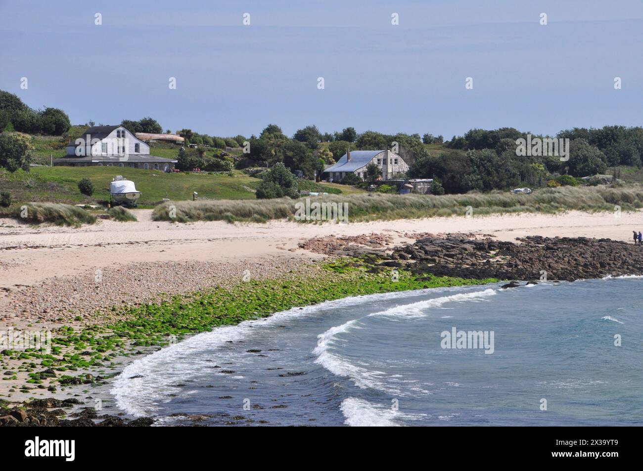 Die Insel Gugh mit den ehemaligen Bauernhäusern von St. Agnes bei Ebbe aus gesehen, wenn die Sandbank, die sie mit St. Agnes verbindet, freigelegt wird.Inseln von S Stockfoto