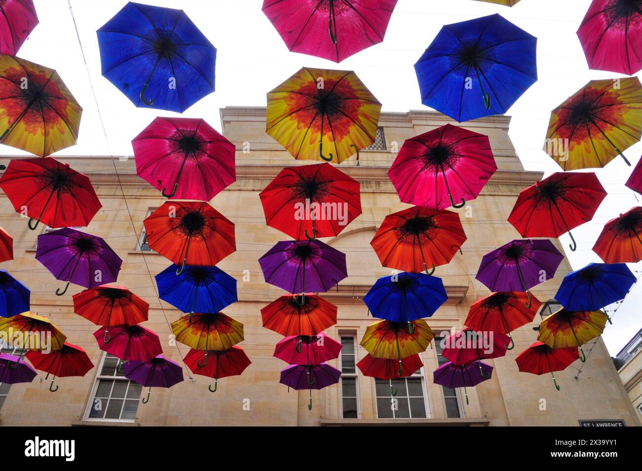 Bunte Regenschirme als Sommerpräsentation über den Gehwegen im Southgate Shopping Centre in Bath. Somerset Stockfoto