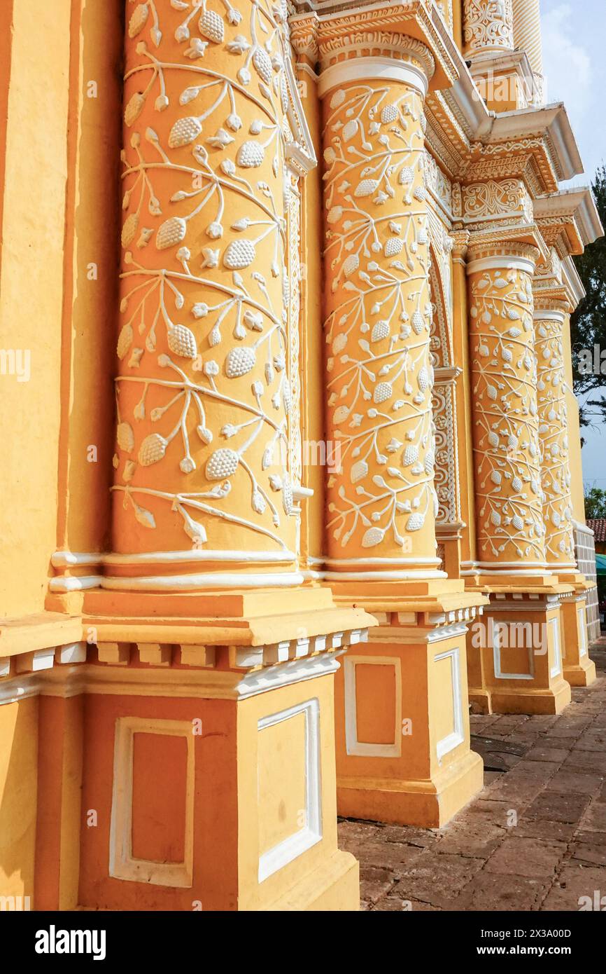 Die kunstvoll verzierten Säulen an der Fassade der Kirche und des Konvents von La Merced, einer kunstvoll verzierten katholischen Kirche, die 1749 im Churrigueresken Stil in Antigua, Guatemala, erbaut wurde. Stockfoto