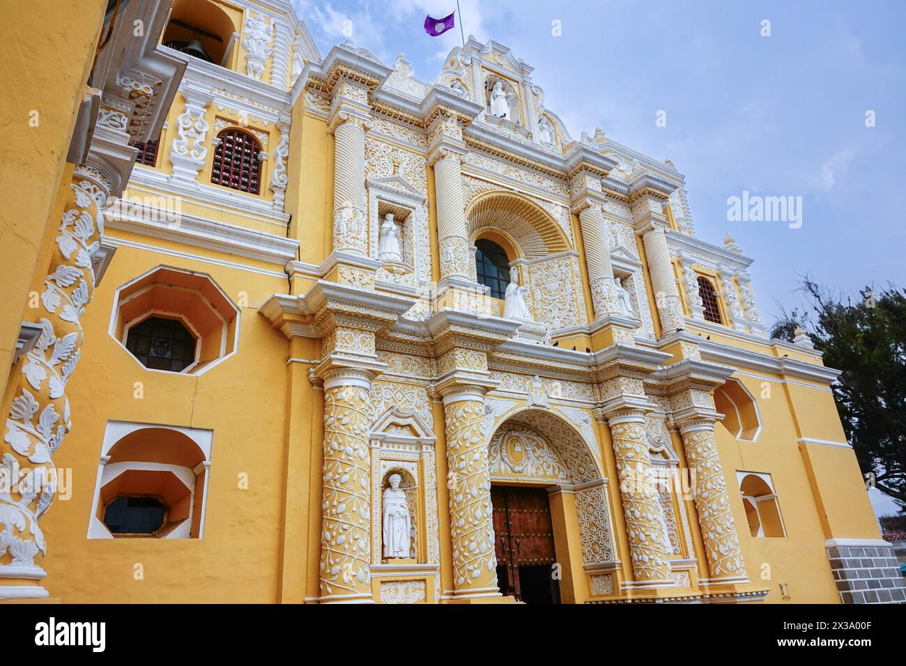 Die Kirche und das Kloster von La Merced, eine kunstvoll verzierte katholische Kirche, die 1749 im Churrigueresken Stil in Antigua, Guatemala, erbaut wurde. Stockfoto