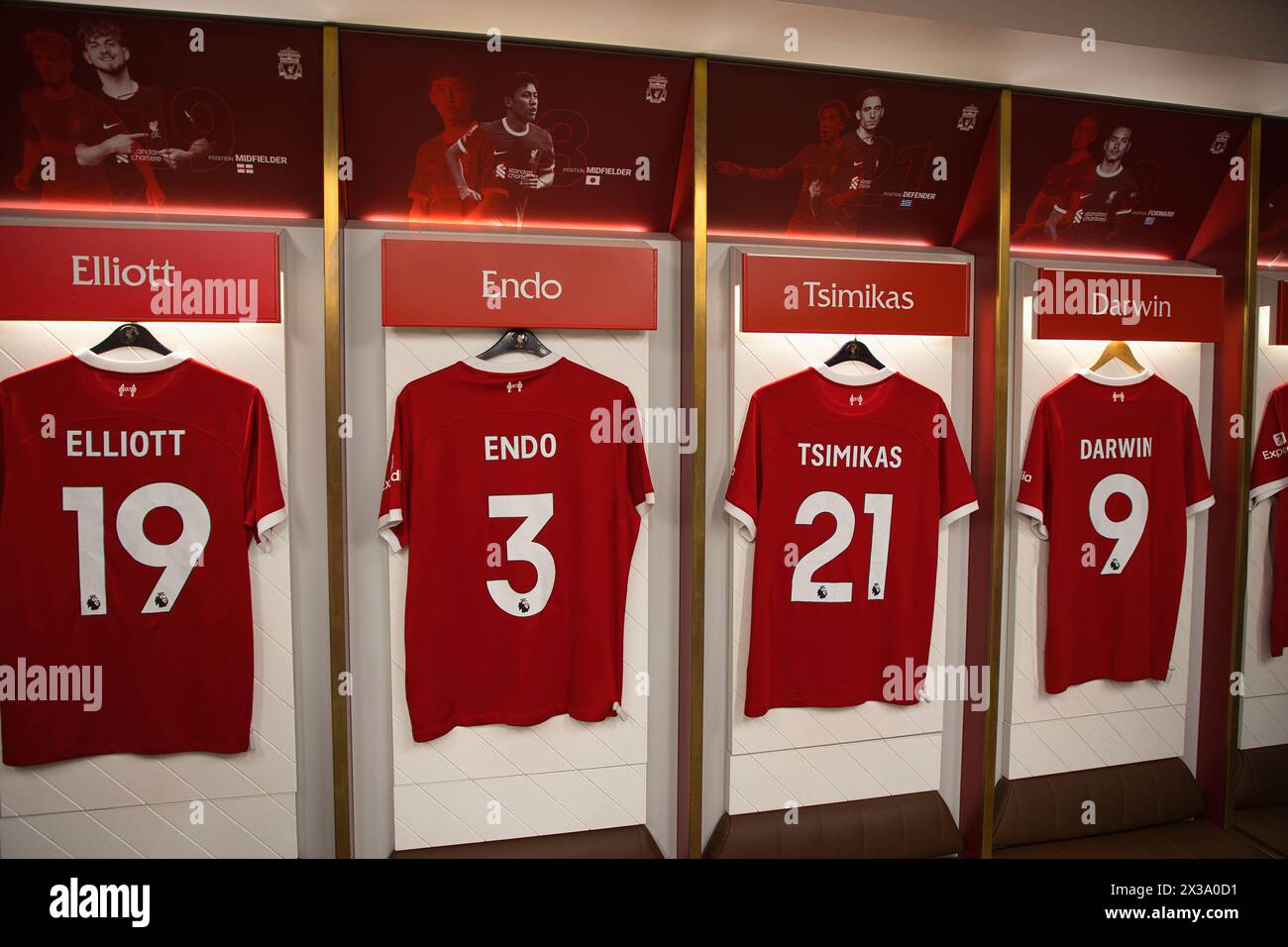 England, Liverpool - 29. Dezember 2023: Liverpool FC Trikots für Harvey Elliott, Wataru Endo, Kostas Tsimikas und Darwin Nunez. Stockfoto