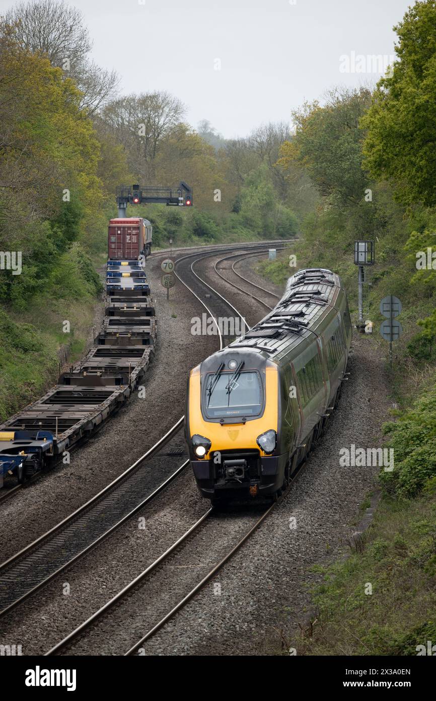 Der CrossCountry Voyager-Dieselzug fährt von Hatton Bank, Warwickshire, Großbritannien ab Stockfoto
