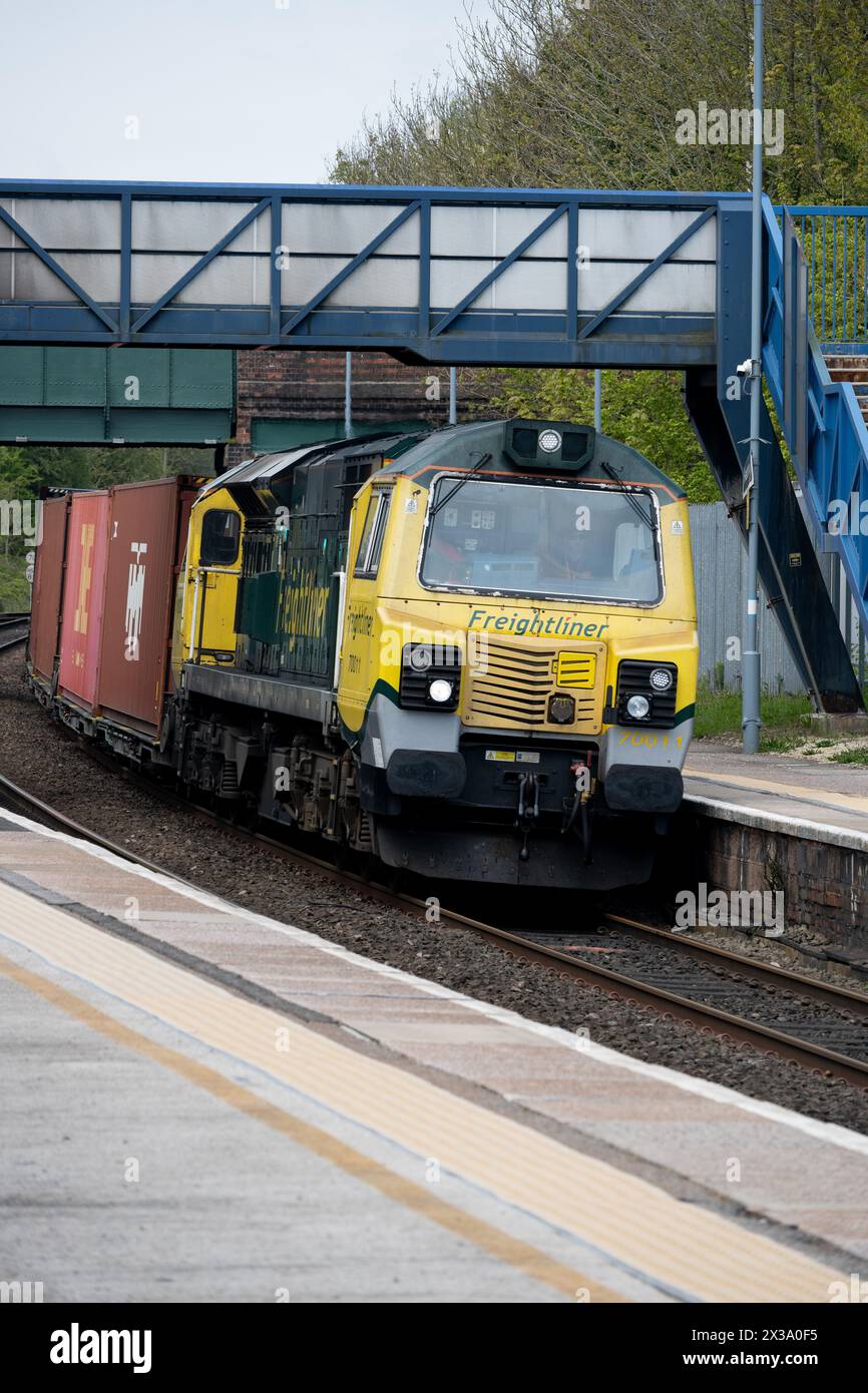 Die Freightliner-Diesellokomotive der Baureihe 70 Nr. 70011 zieht einen freightliner-Zug am Bahnhof Hatton, Warwickshire, Großbritannien Stockfoto