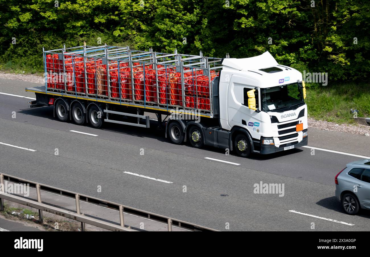 Ein Flogas-Lkw auf der Autobahn M40, Warwickshire, Großbritannien Stockfoto