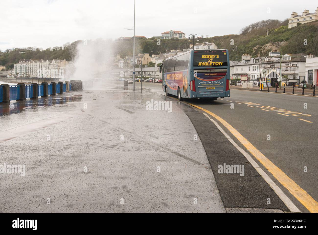 Ein frischer Windstrahl über der Promenade auf der Douglas isle of man. Die Fähren waren bereits früher in der gleichen Woche angehalten worden. Stockfoto