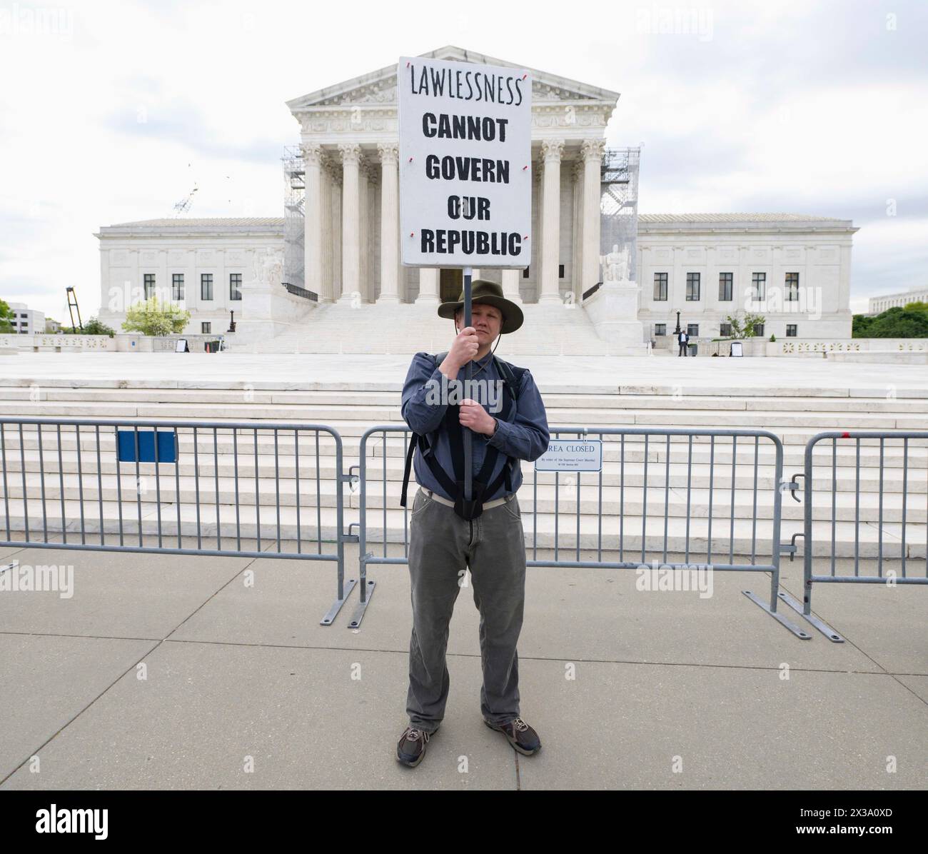 25. April 2024 – Washington, District of Columbia, USA – Menschen demonstrieren außerhalb des Obersten Gerichtshofs der Vereinigten Staaten, während die Richter Argumente hören, ob Donald Trump wegen der Anklage zur Rechenschaft gezogen werden kann, er habe versucht, die Ergebnisse der Präsidentschaftswahlen 2020 zu stürzen. Trumps Anwälte behaupten, dass er vor Strafverfolgung immun sei, weil er Präsident war, ein Plädoyer, der an Richard Nixons Aussage während eines Interviews mit David Frost im Jahr 1977 erinnert: „Wenn ein Präsident das tut, bedeutet das, dass es nicht illegal ist. (Credit Image: © Brian Cahn/ZUMA Press Wire) NUR REDAKTIONELLE VERWENDUNG! Nicht für Commercia Stockfoto