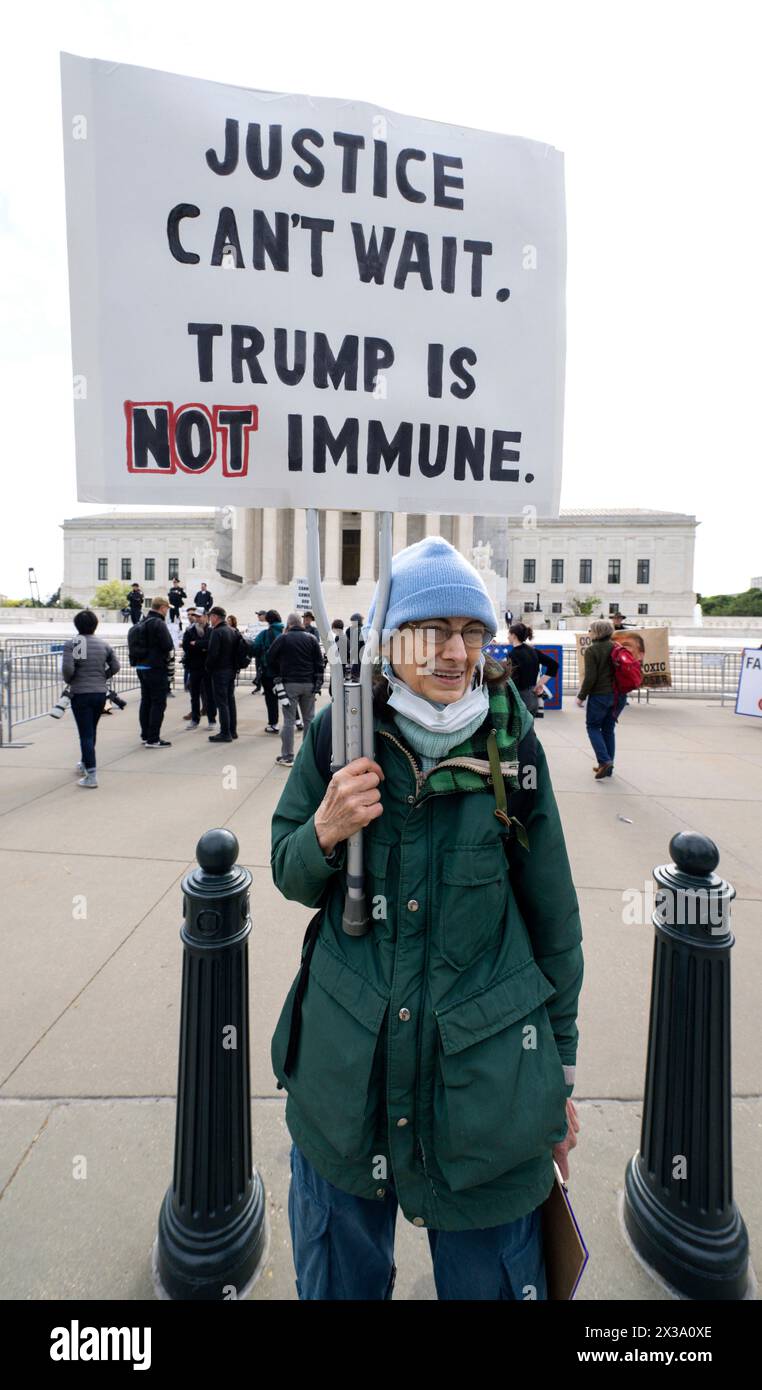 25. April 2024 – Washington, District of Columbia, USA – Menschen demonstrieren außerhalb des Obersten Gerichtshofs der Vereinigten Staaten, während die Richter Argumente hören, ob Donald Trump wegen der Anklage zur Rechenschaft gezogen werden kann, er habe versucht, die Ergebnisse der Präsidentschaftswahlen 2020 zu stürzen. Trumps Anwälte behaupten, dass er vor Strafverfolgung immun sei, weil er Präsident war, ein Plädoyer, der an Richard Nixons Aussage während eines Interviews mit David Frost im Jahr 1977 erinnert: „Wenn ein Präsident das tut, bedeutet das, dass es nicht illegal ist. (Credit Image: © Brian Cahn/ZUMA Press Wire) NUR REDAKTIONELLE VERWENDUNG! Nicht für Commercia Stockfoto