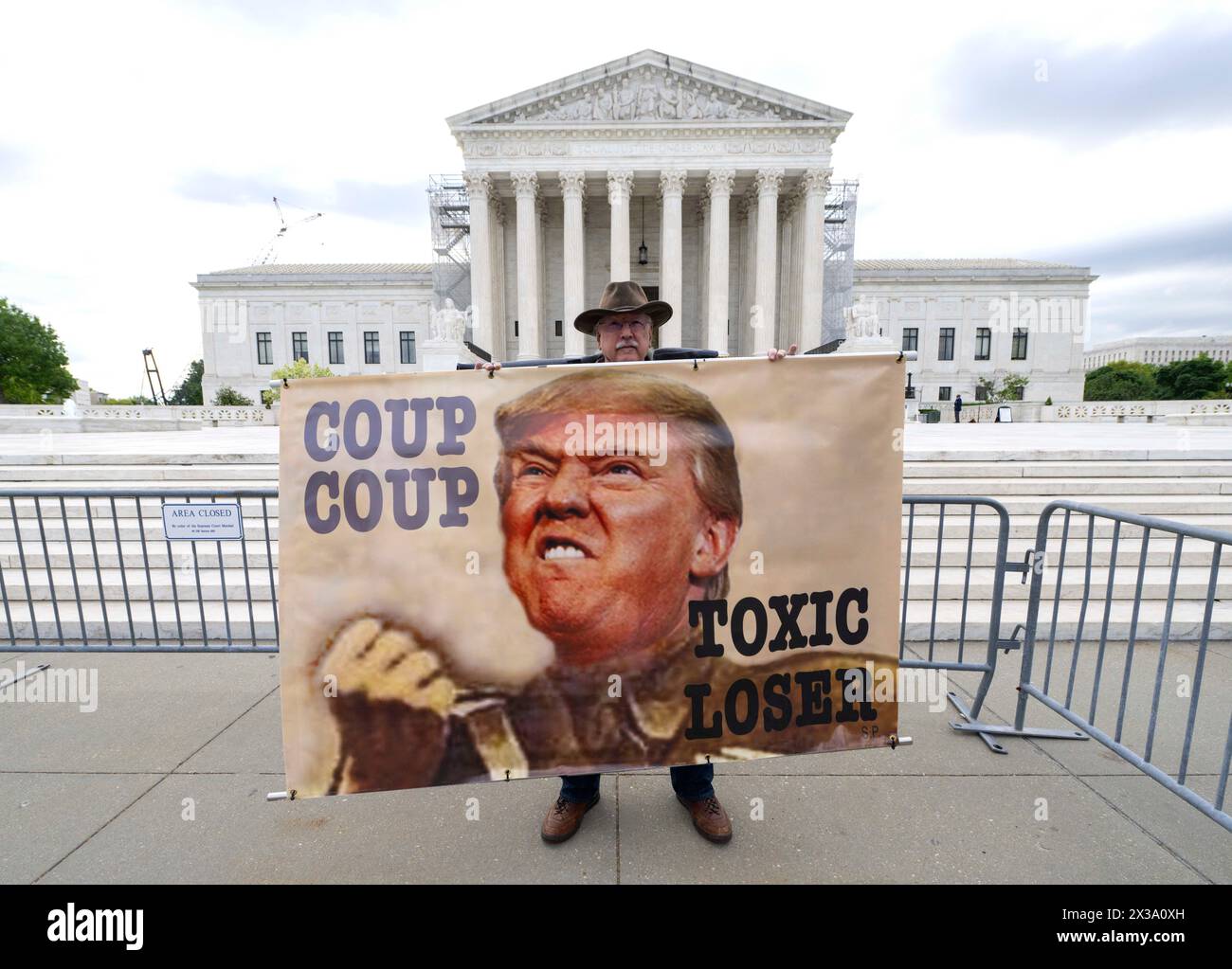 25. April 2024 – Washington, District of Columbia, USA – Menschen demonstrieren außerhalb des Obersten Gerichtshofs der Vereinigten Staaten, während die Richter Argumente hören, ob Donald Trump wegen der Anklage zur Rechenschaft gezogen werden kann, er habe versucht, die Ergebnisse der Präsidentschaftswahlen 2020 zu stürzen. Trumps Anwälte behaupten, dass er vor Strafverfolgung immun sei, weil er Präsident war, ein Plädoyer, der an Richard Nixons Aussage während eines Interviews mit David Frost im Jahr 1977 erinnert: „Wenn ein Präsident das tut, bedeutet das, dass es nicht illegal ist. (Credit Image: © Brian Cahn/ZUMA Press Wire) NUR REDAKTIONELLE VERWENDUNG! Nicht für Commercia Stockfoto
