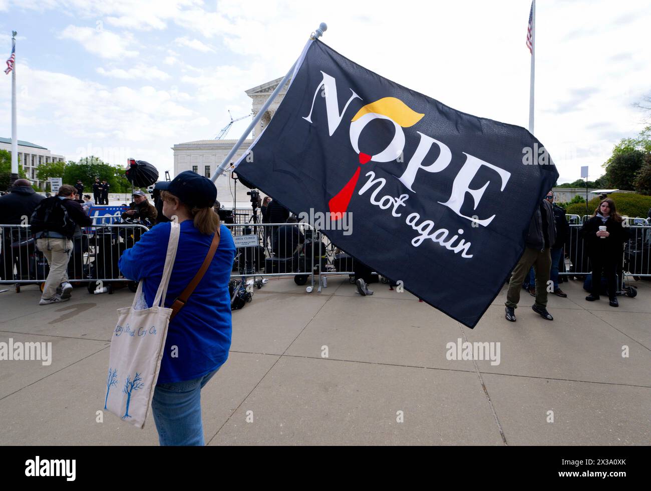 25. April 2024 – Washington, District of Columbia, USA – Menschen demonstrieren außerhalb des Obersten Gerichtshofs der Vereinigten Staaten, während die Richter Argumente hören, ob Donald Trump wegen der Anklage zur Rechenschaft gezogen werden kann, er habe versucht, die Ergebnisse der Präsidentschaftswahlen 2020 zu stürzen. Trumps Anwälte behaupten, dass er vor Strafverfolgung immun sei, weil er Präsident war, ein Plädoyer, der an Richard Nixons Aussage während eines Interviews mit David Frost im Jahr 1977 erinnert: „Wenn ein Präsident das tut, bedeutet das, dass es nicht illegal ist. (Credit Image: © Brian Cahn/ZUMA Press Wire) NUR REDAKTIONELLE VERWENDUNG! Nicht für Commercia Stockfoto