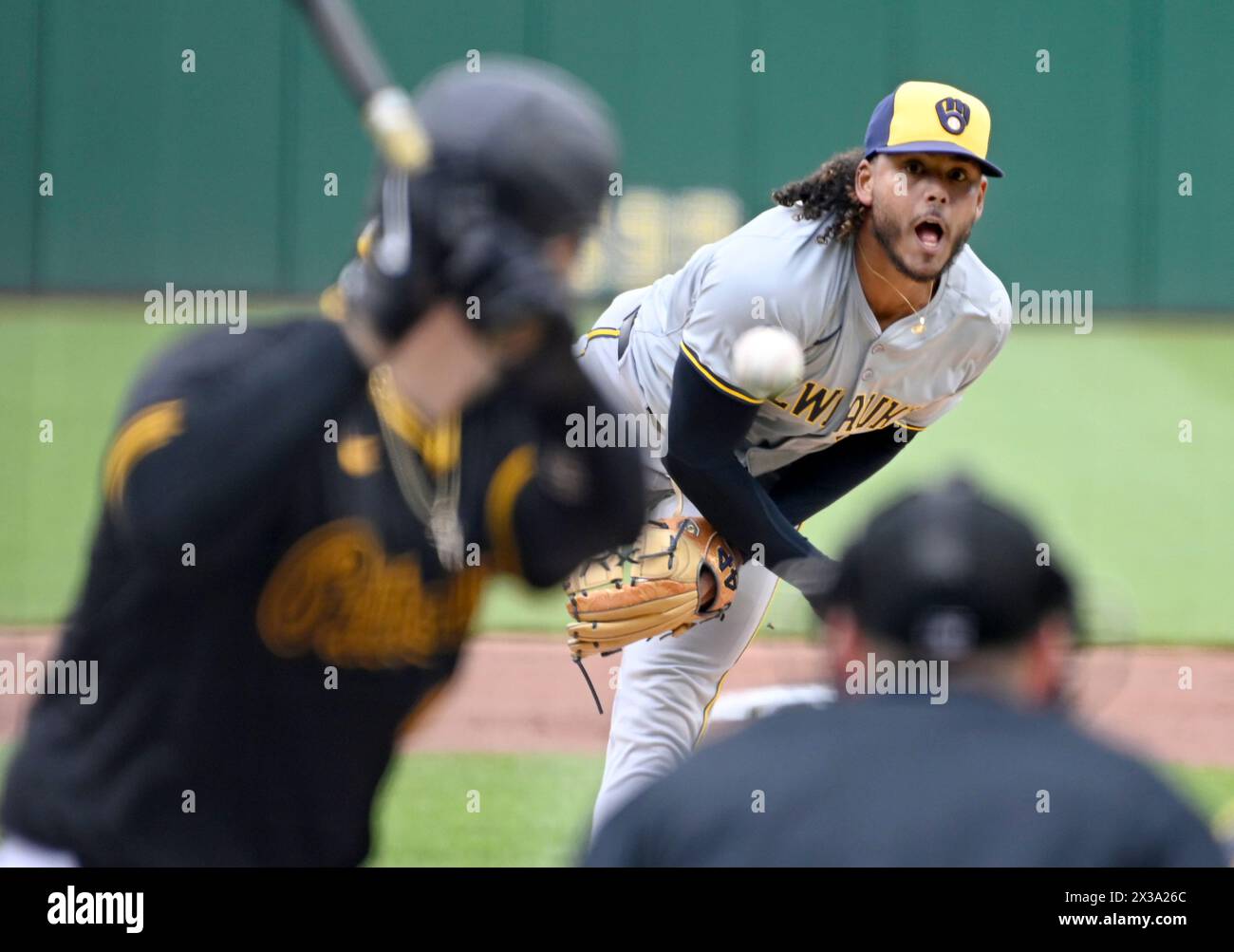 Pittsburgh, Usa. April 2024. Der Milwaukee Brewers Pitcher Freddy Peralta (51) startet am Donnerstag, den 25. April 2024, gegen die Pittsburgh Pirates im PNC Park. Foto: Archie Carpenter/UPI Credit: UPI/Alamy Live News Stockfoto