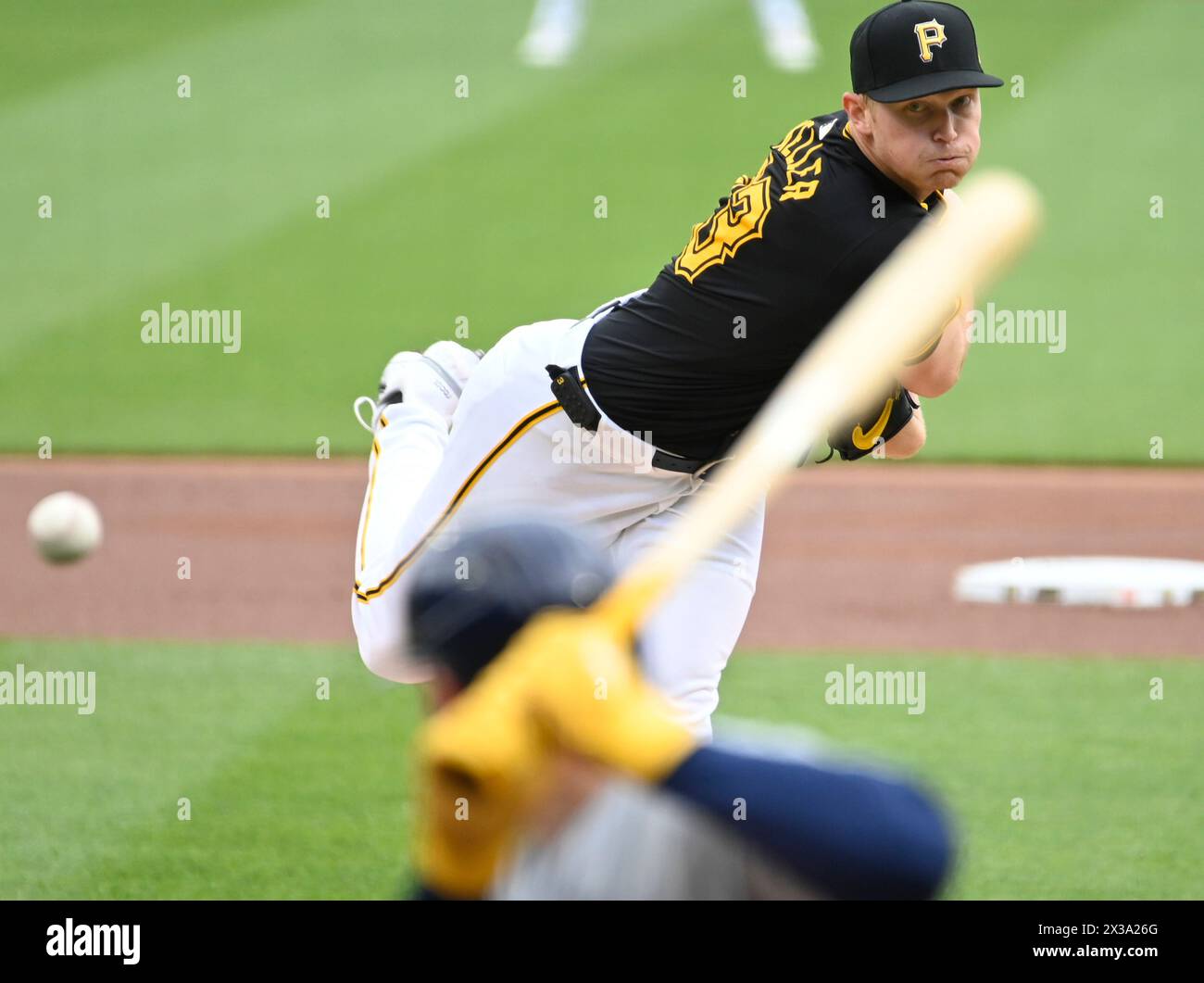 Pittsburgh, Usa. April 2024. Pittsburgh Pirates Pitcher Mitch Keller (23) startet am Donnerstag, den 25. April 2024 in Pittsburgh gegen die Milwaukee Brewers im PNC Park. Foto: Archie Carpenter/UPI Credit: UPI/Alamy Live News Stockfoto