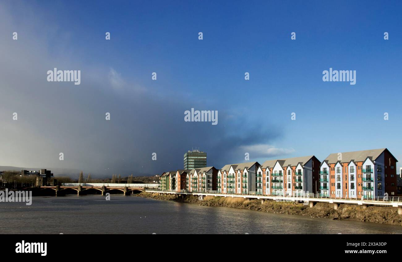 Winterliche Schauern nähern sich dem Newport Riverfront über die Newport Bridge Stockfoto