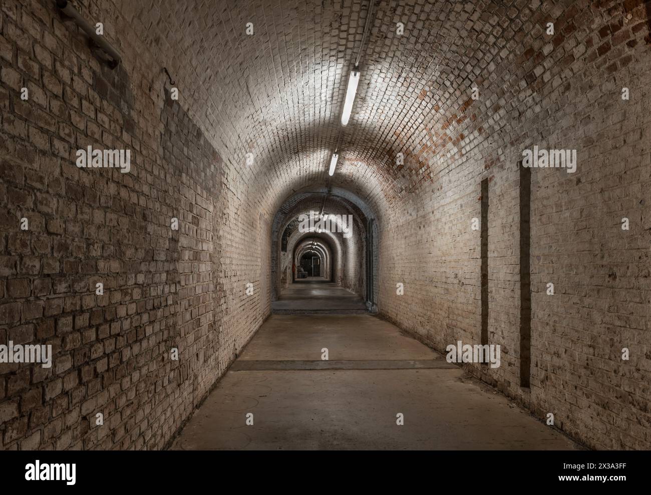 Tunnel einer historischen Festung. Stockfoto