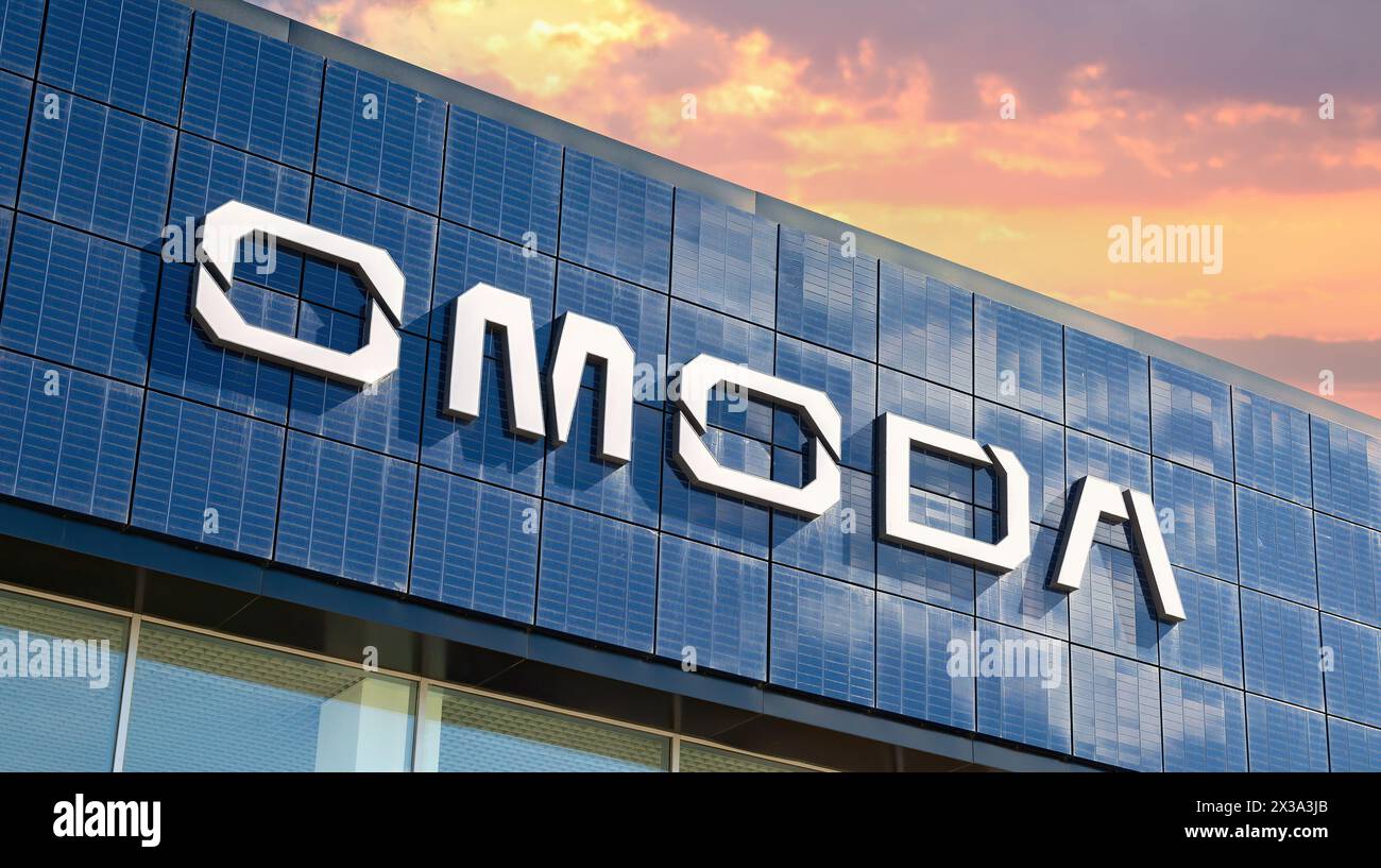 Samara, Russland - 16. April 2024: Autohaus der chinesischen Marke Omoda. Offizielles Händlerschild von Omoda an der Wand des Bürogebäudes Stockfoto