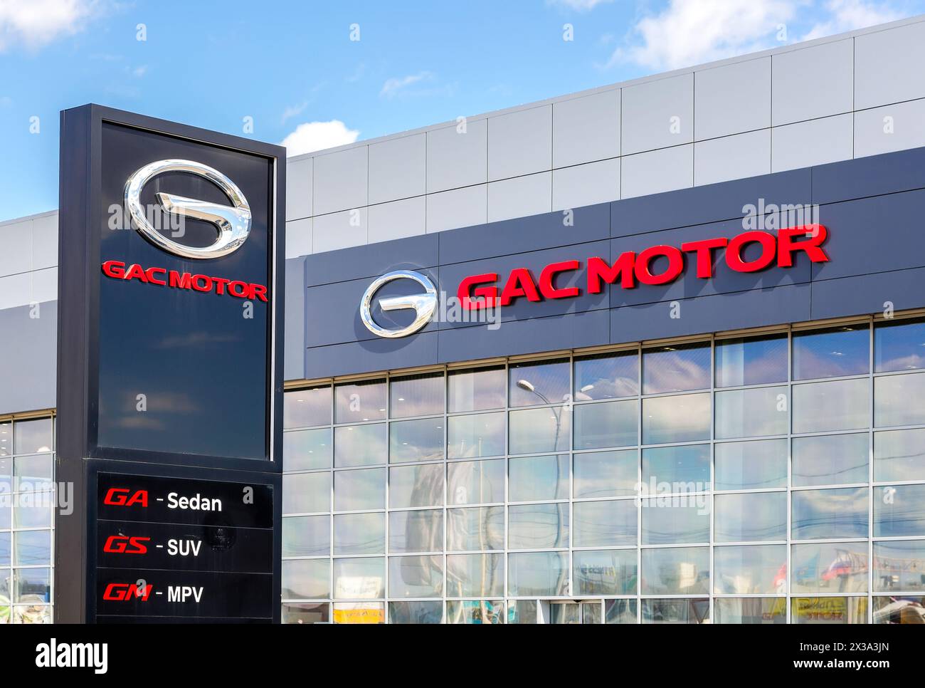 Samara, Russland - 16. April 2024: Autohaus einer chinesischen Marke GAC Motor. Offizielles Händlerschild des GAC-Motors an der Wand des Bürogebäudes Stockfoto