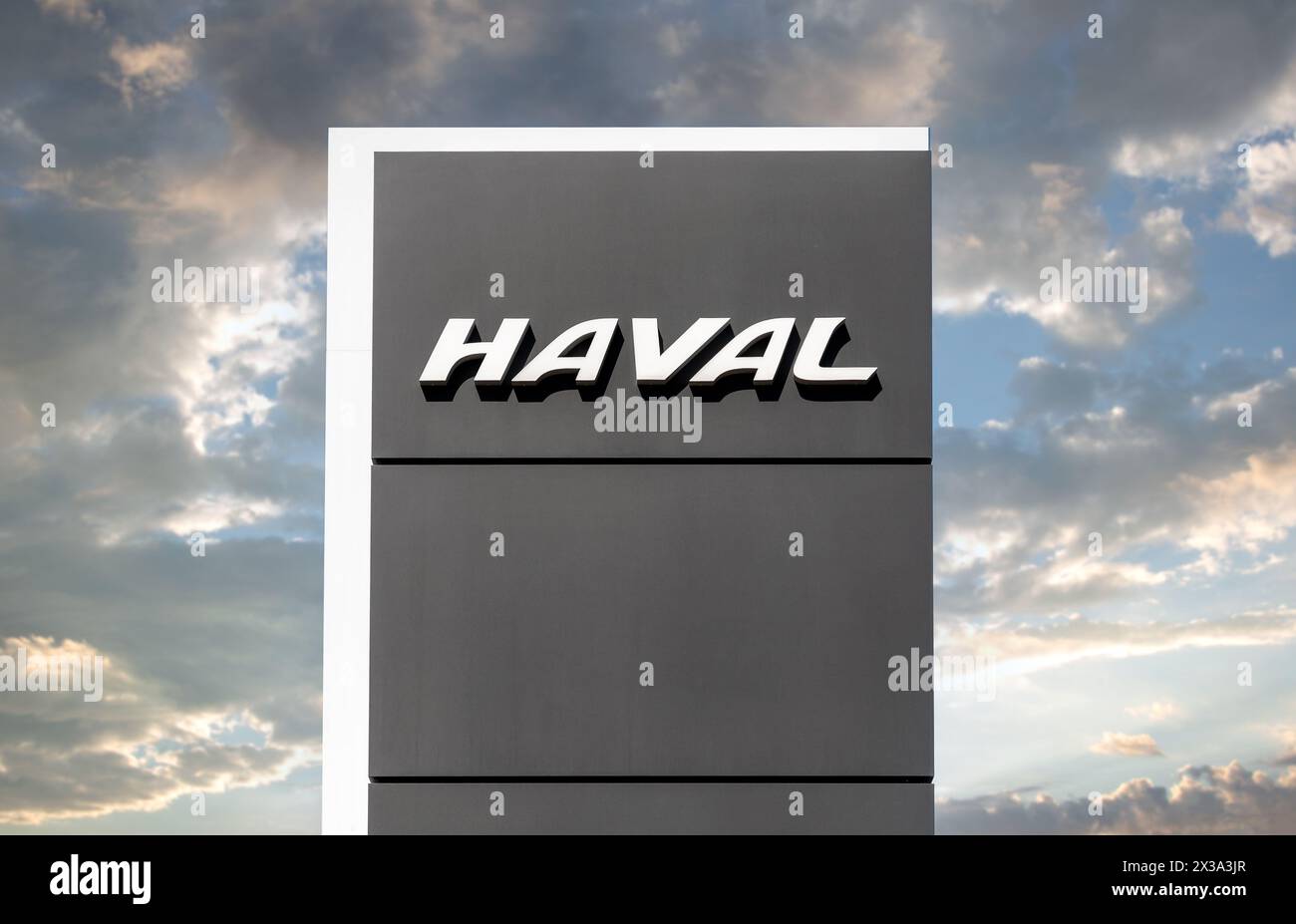 Samara, Russland - 16. April 2024: Stele mit Haval-Logo vor dem Hintergrund des Himmels. Haval ist ein chinesischer Automobilhersteller Stockfoto