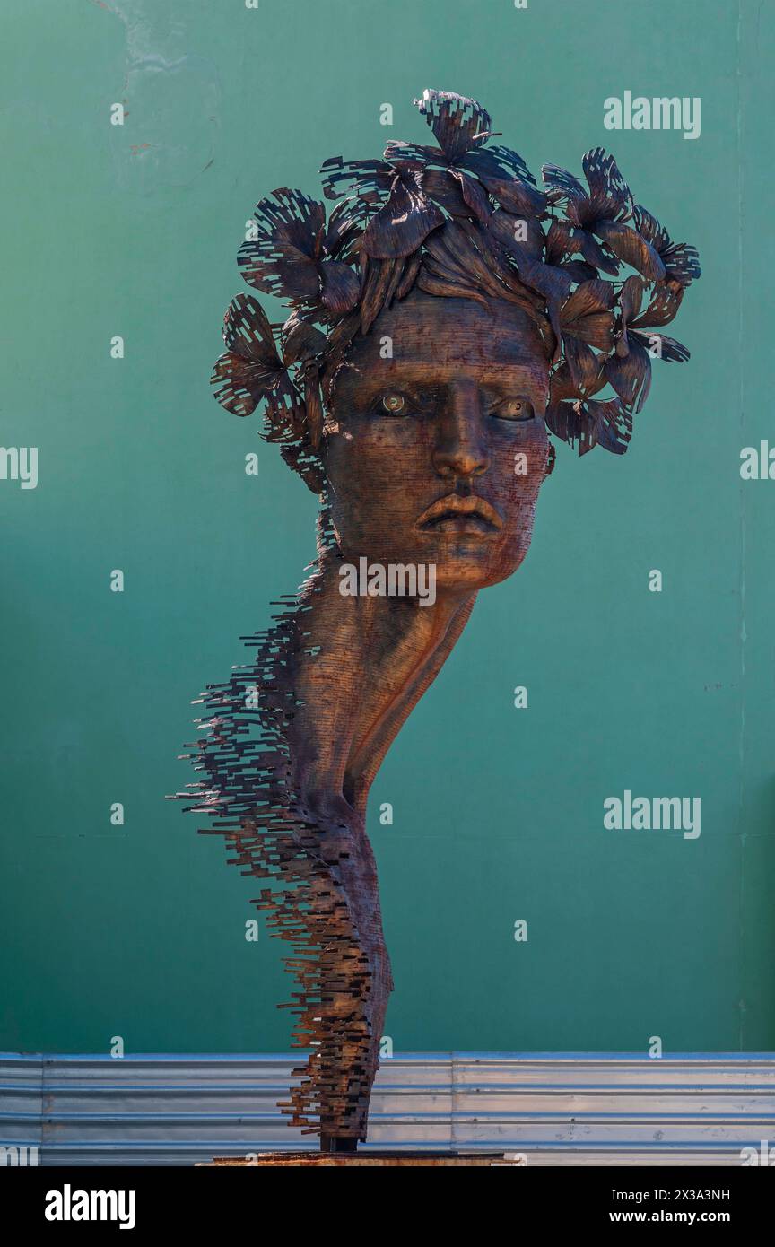Eine große Stahlskulptur mit dem Titel Primavera direkt neben dem Malecon an der Küste in Havanna, Kuba. Stockfoto