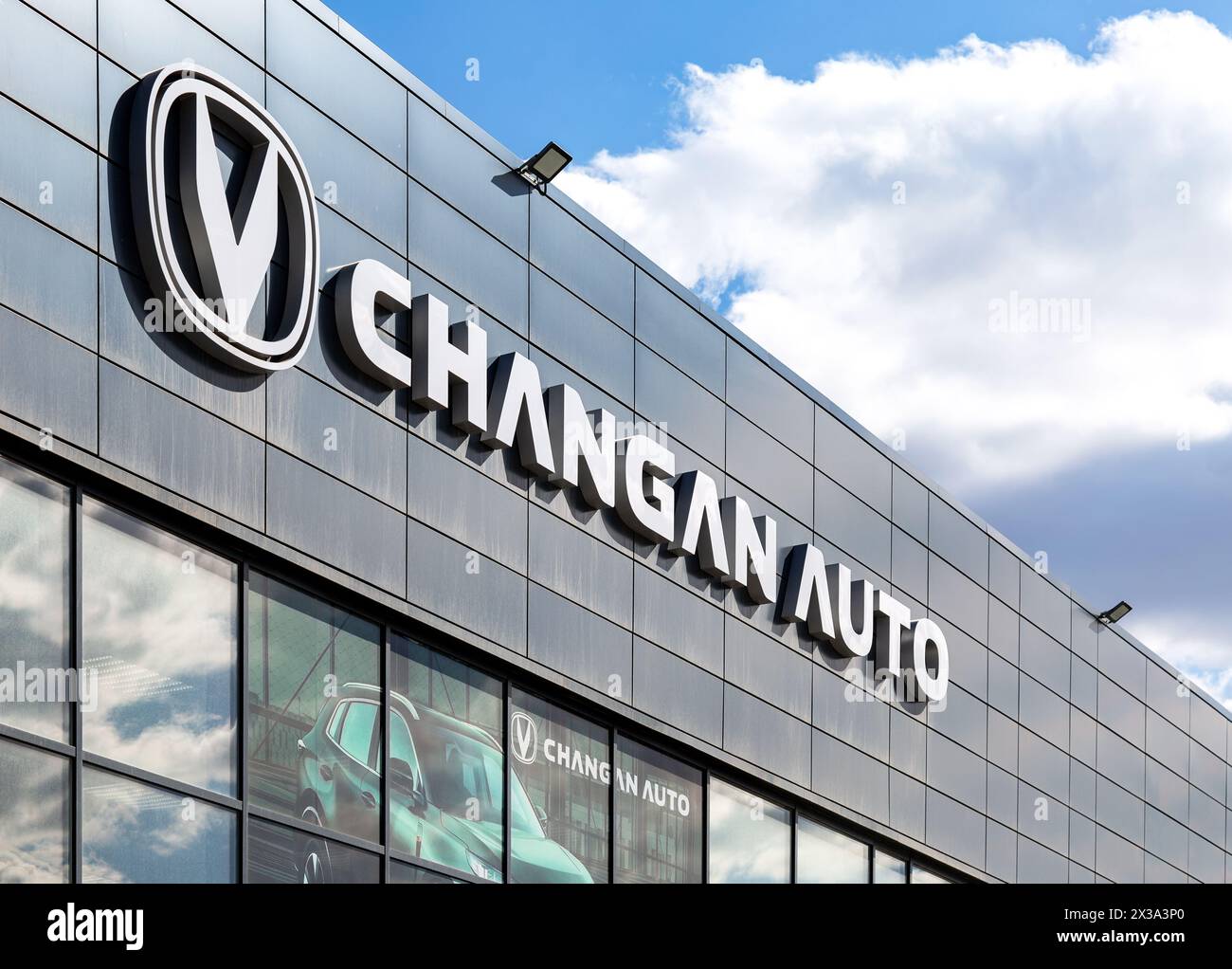 Samara, Russland - 16. April 2024: Autohaus einer chinesischen Marke Changan Auto. Offizielles Händlerschild von Changan Auto an der Wand des Bürobuils Stockfoto