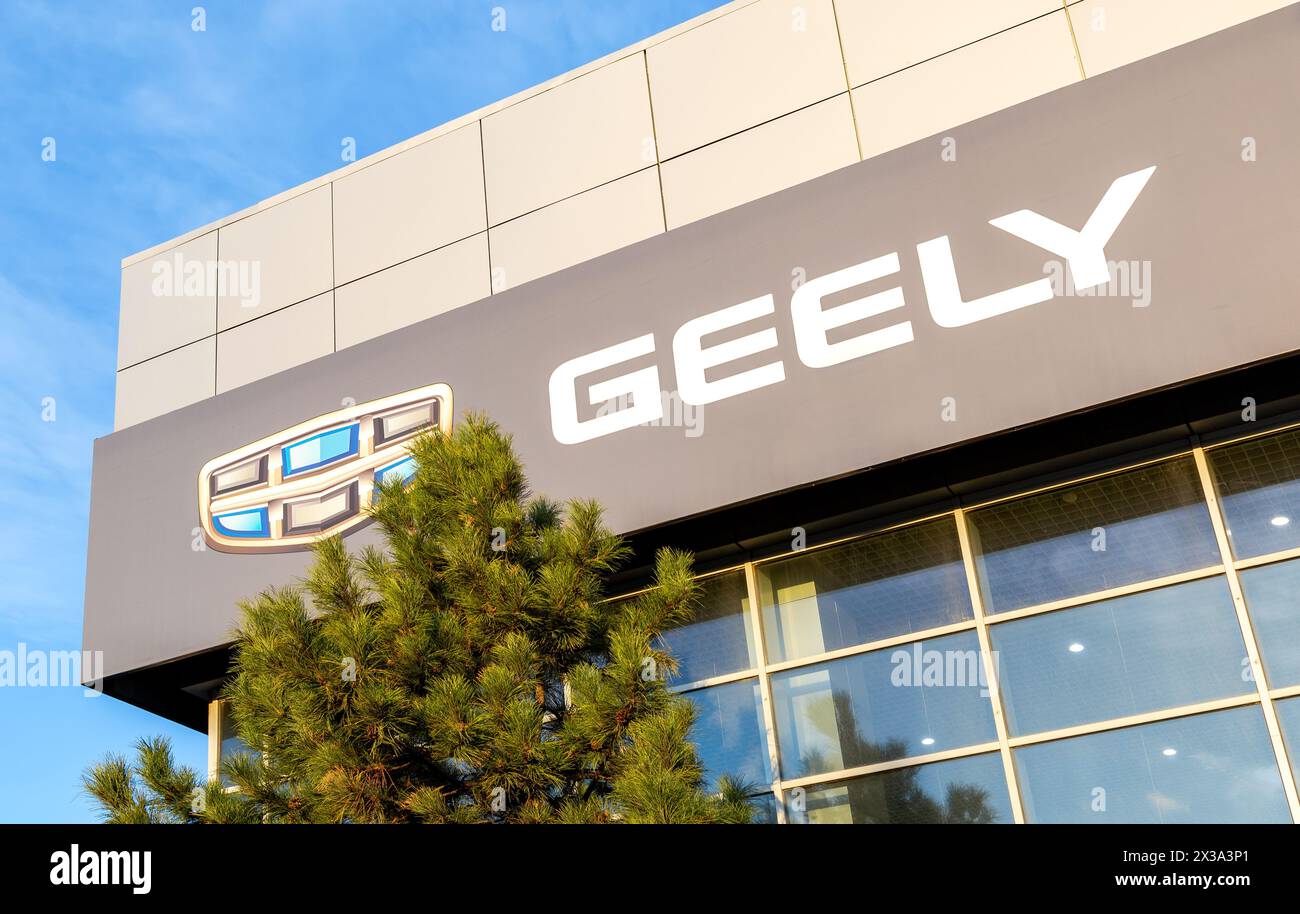 Samara, Russland - 16. April 2024: Autohaus einer chinesischen Marke Geely. Offizielles Händlerschild von Geely an der Wand des Bürogebäudes Stockfoto