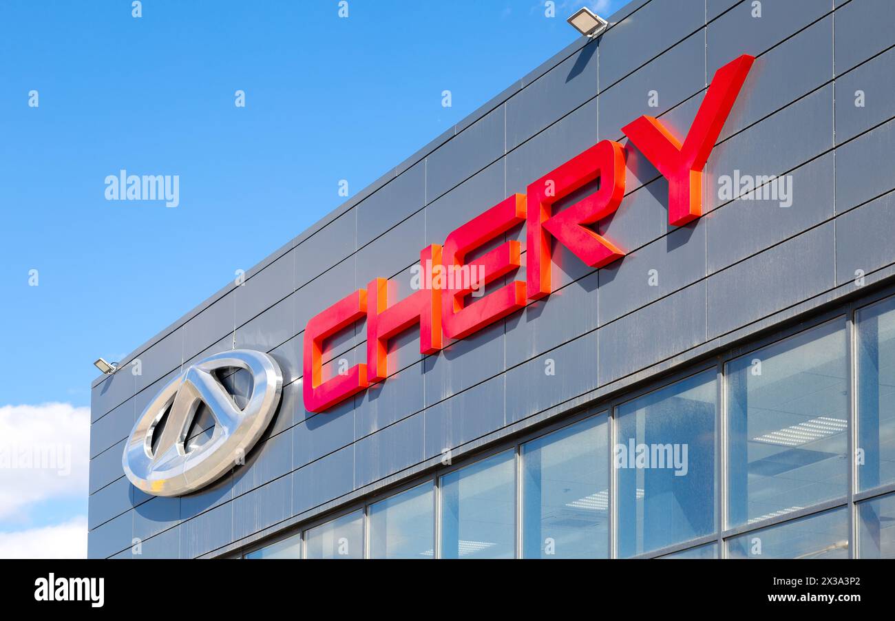 Samara, Russland - 16. April 2024: Autohaus einer chinesischen Marke Chery. Offizielles Händlerschild von Chery an der Wand des Bürogebäudes Stockfoto